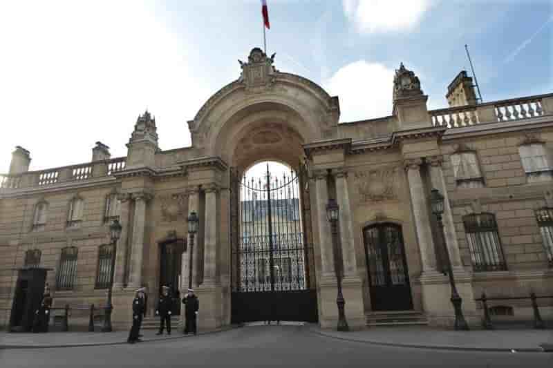 Une policiere renversee pres de l'elysee