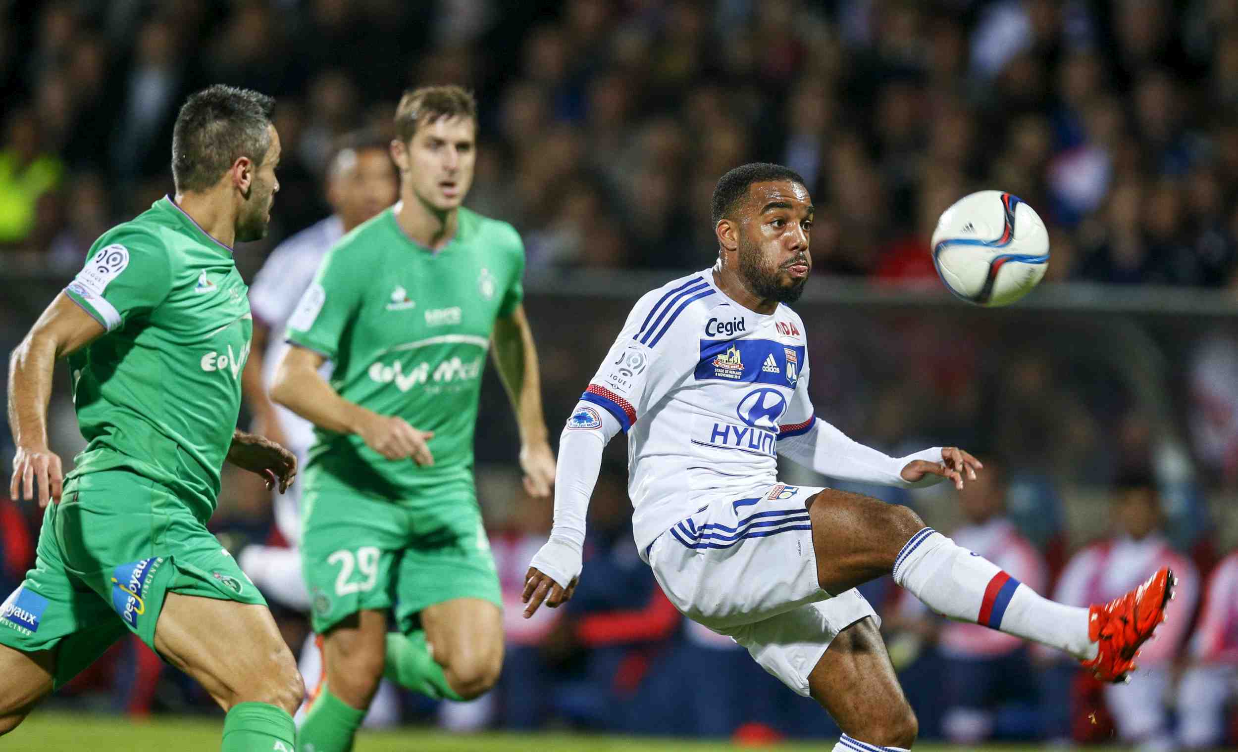 Lacazette offre le derby a l'ol