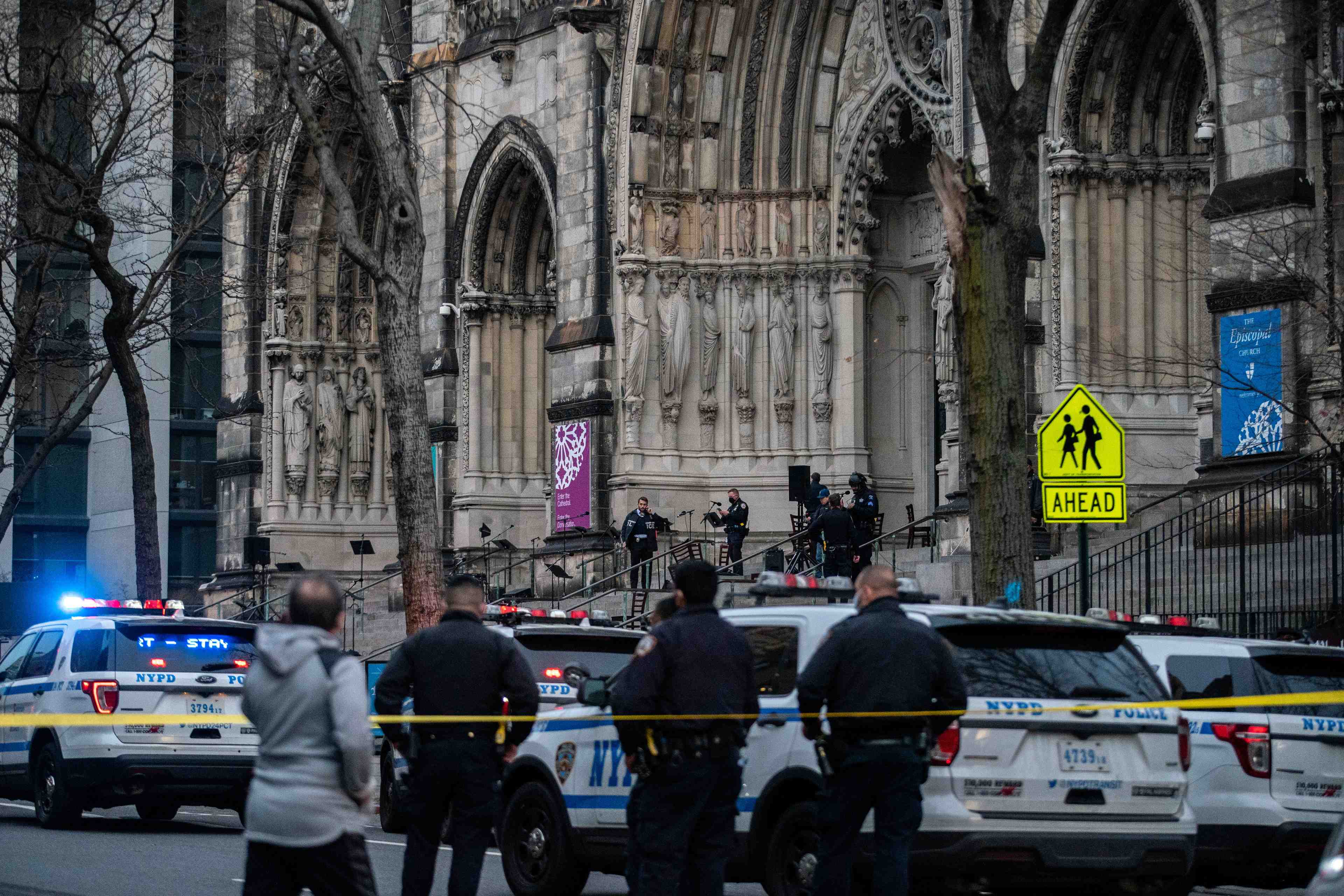 Un homme ouvre le feu devant une cathedrale de manhattan