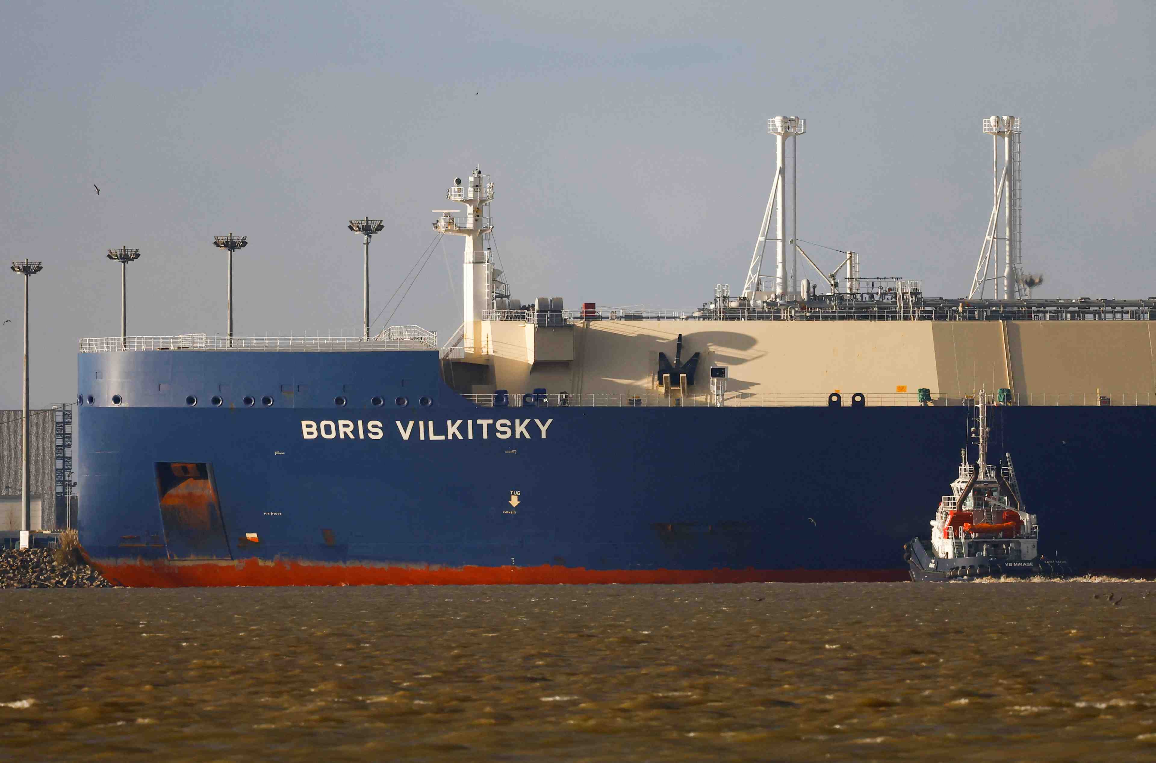 Un navire transportant du gaz russe accoste en france apres avoir ete refoule du royaume-uni