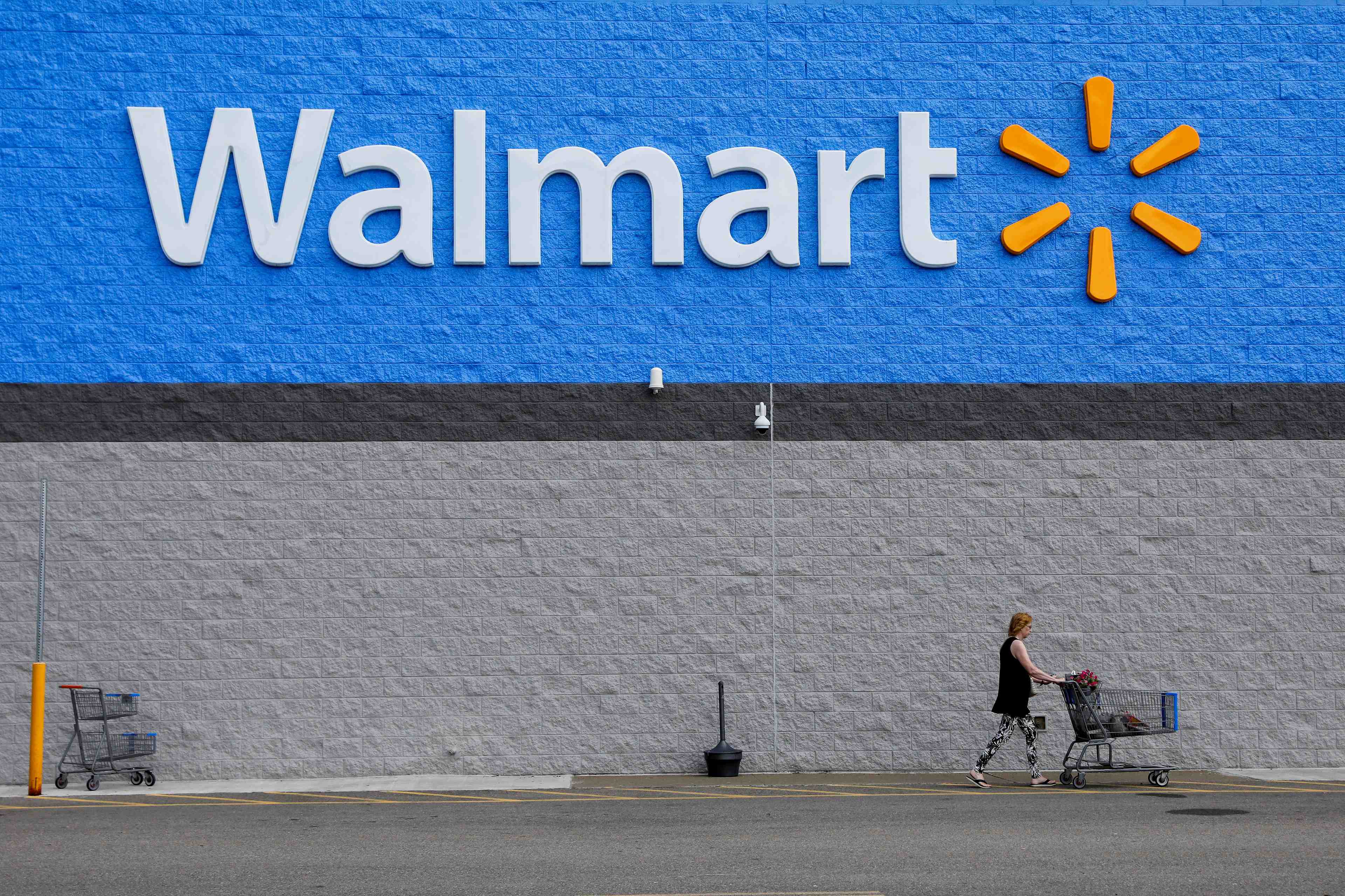 Walmart s'attend a une baisse plus faible de son benefice annuel, les promotions stimulent ses ventes au 2e trimestre