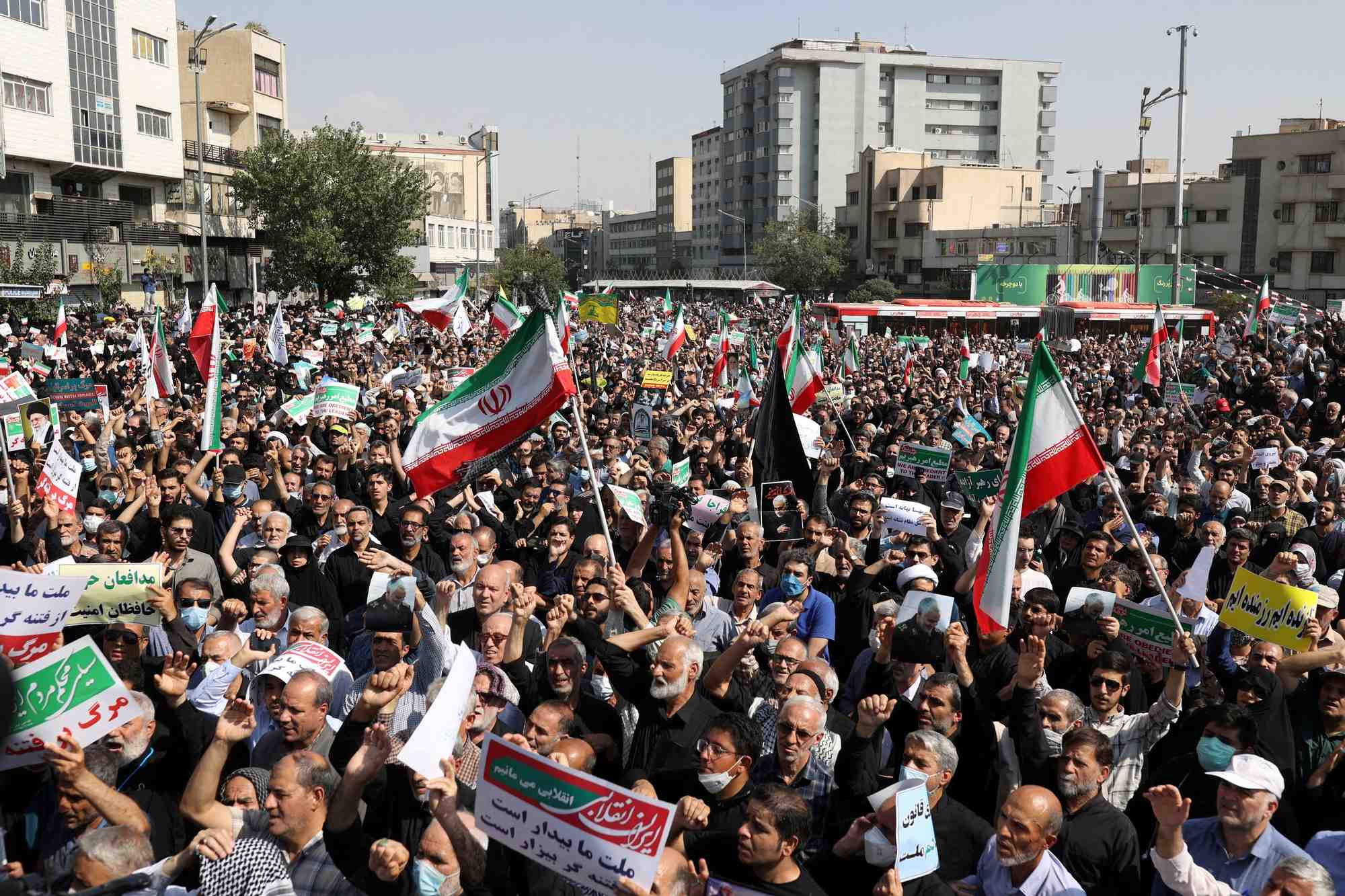 Des personnes pro-gouvernementales se rassemblent contre les recents rassemblements de protestation en iran, apres la ceremonie de la priere du vendredi a teheran