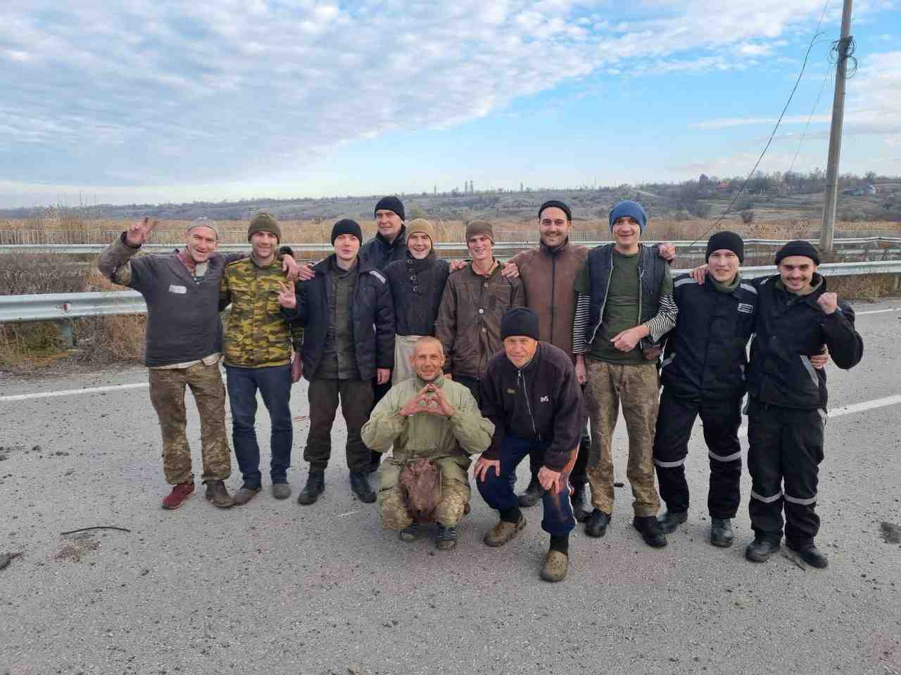 Des prisonniers de guerre ukrainiens posent pour une photo apres un echange de prisonniers avec la russie
