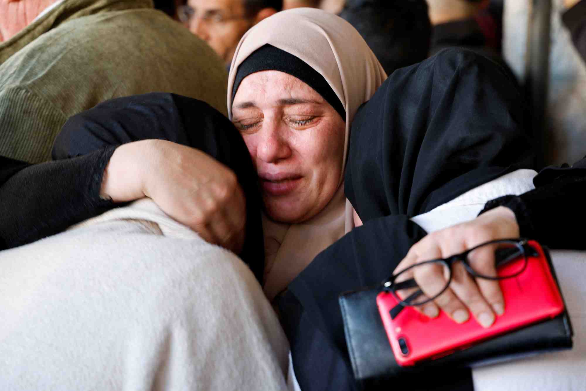 Une femme pleure apres que des palestiniens ont ete tues par les troupes israeliennes en cisjordanie