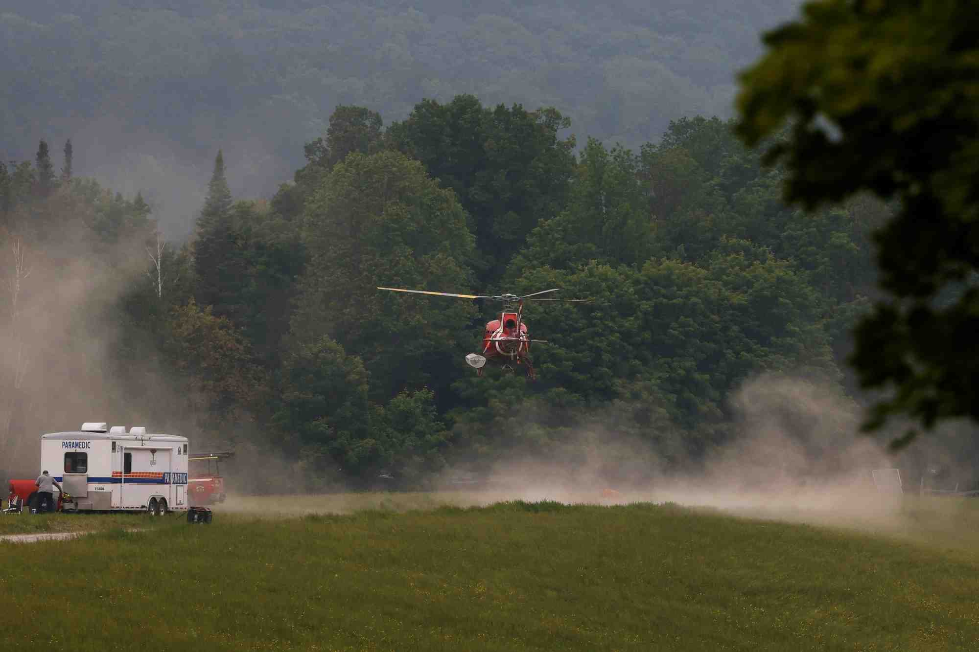 Un helicoptere a grand madawaska, au canada