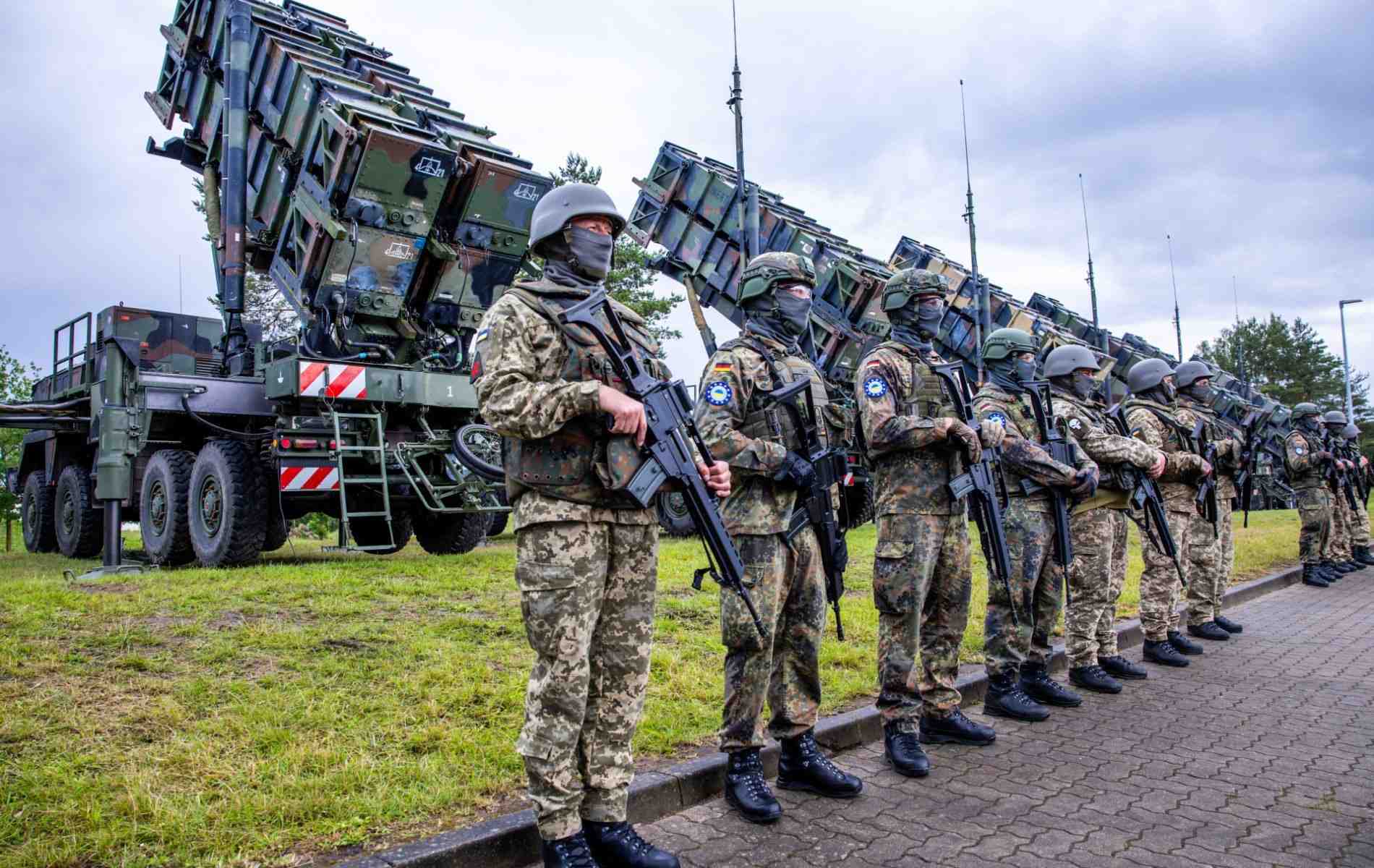 Des soldats ukrainiens et allemands devant des missiles de défense aérienne Patriot en juin 2024 en Allemagne. (Photo d’illustration)