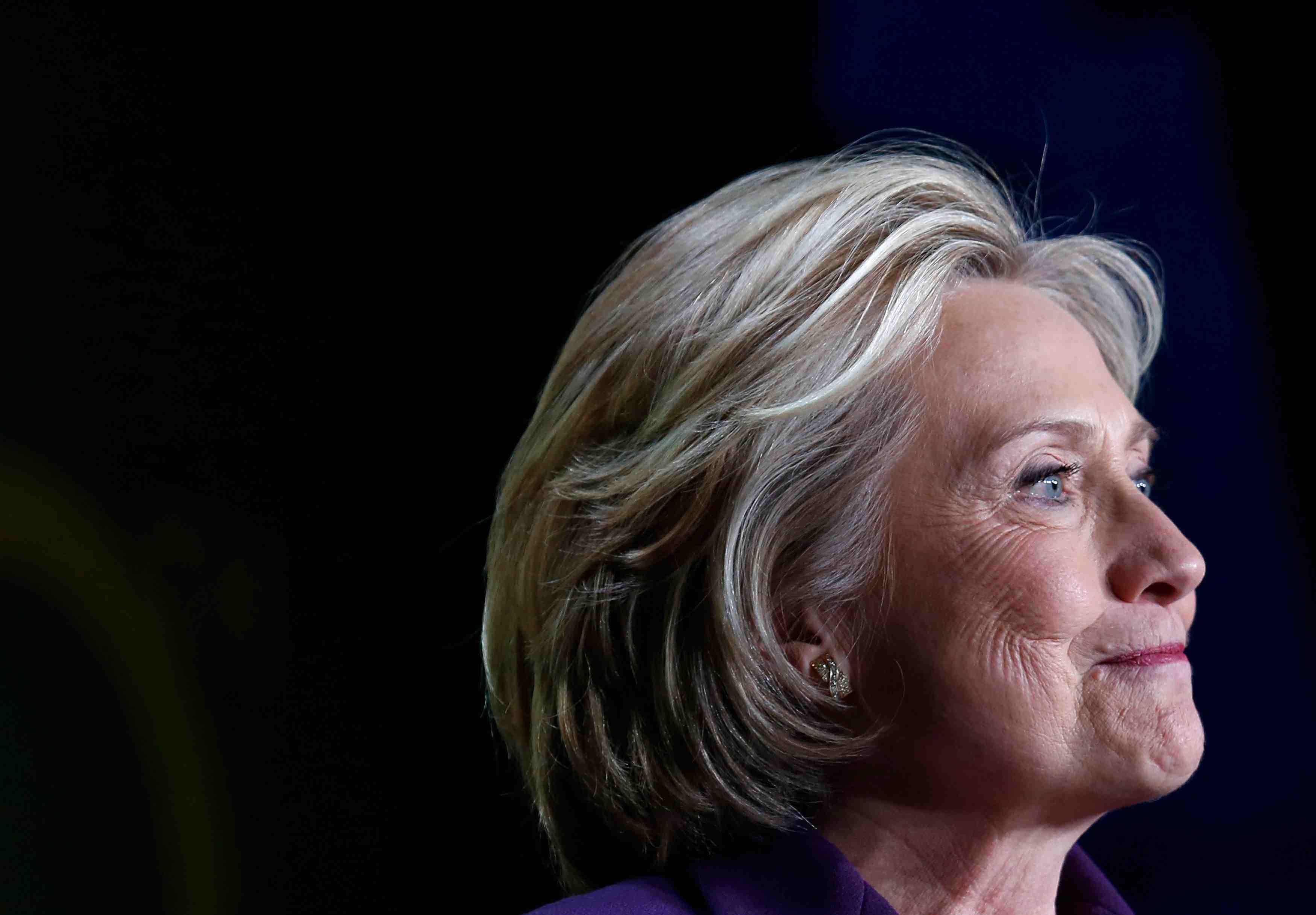 Les courriels d'hillary clinton examines par le departement d'etat