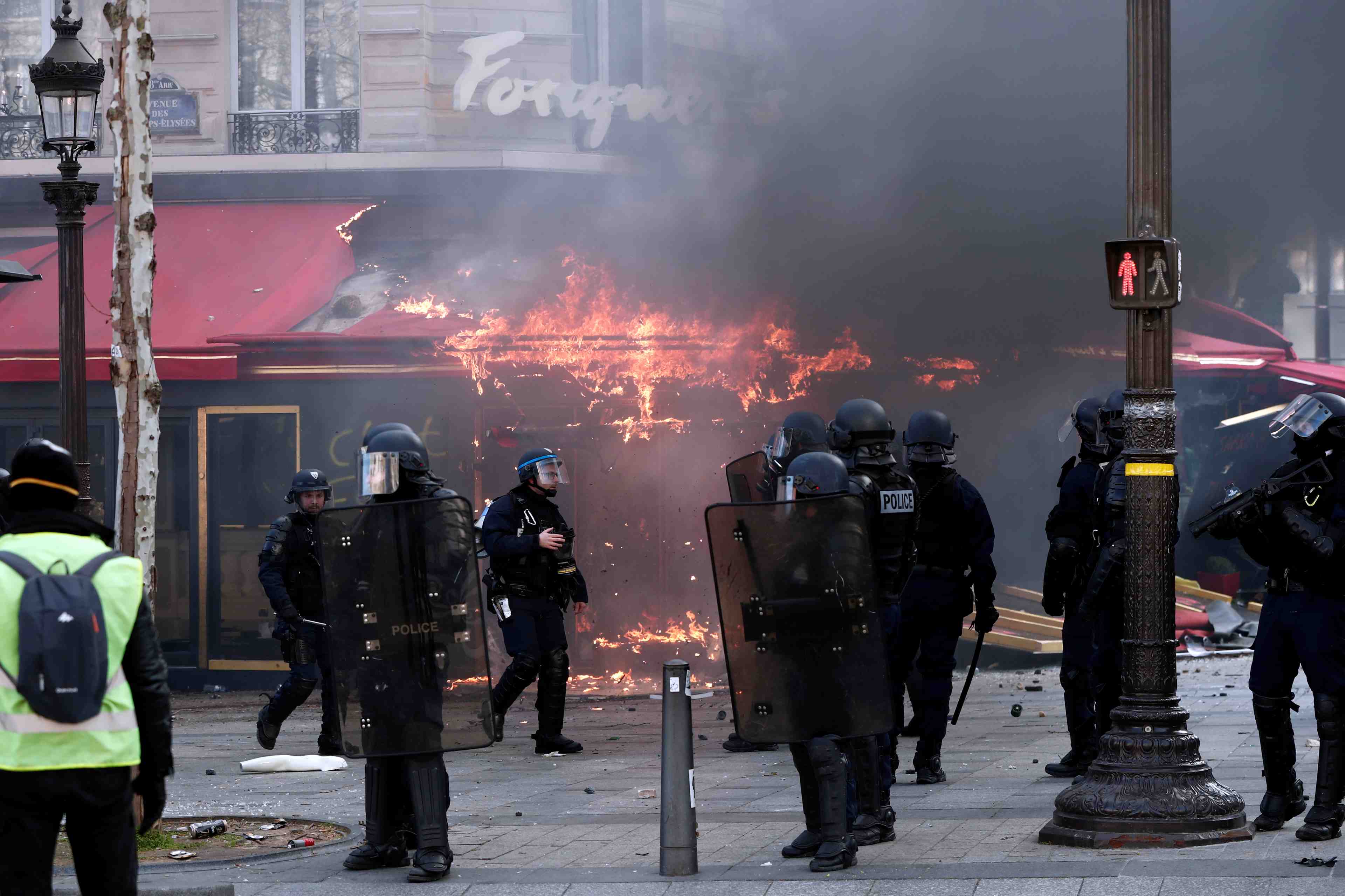 Un couple en garde a vue pour le saccage du fouquet's