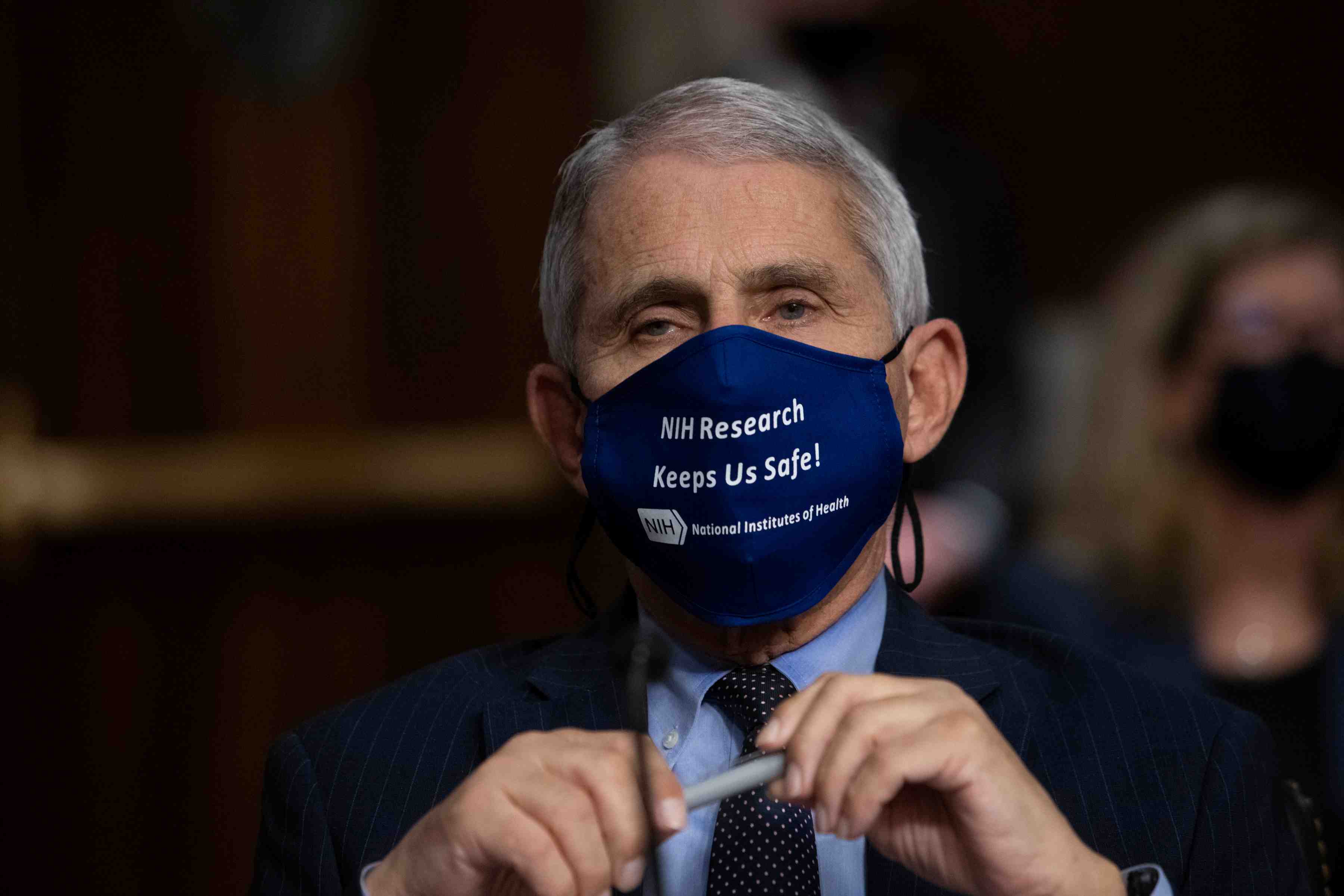Le dr fauci souhaite le retrait d'un spot de campagne de trump