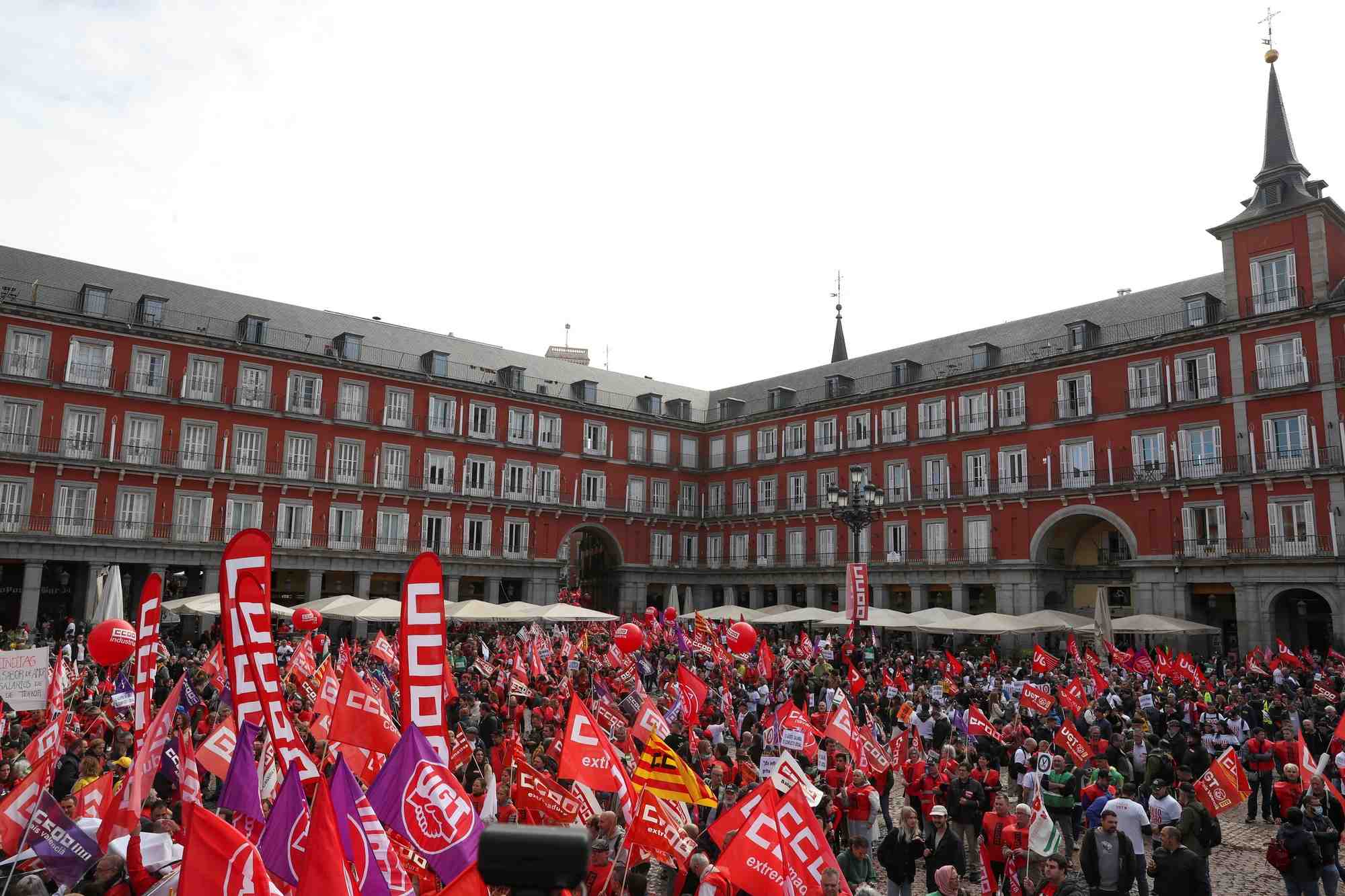 Des gens se rassemblent a madrid lors d'une manifestation appelee par les principaux syndicats espagnols pour exiger des augmentations de salaire
