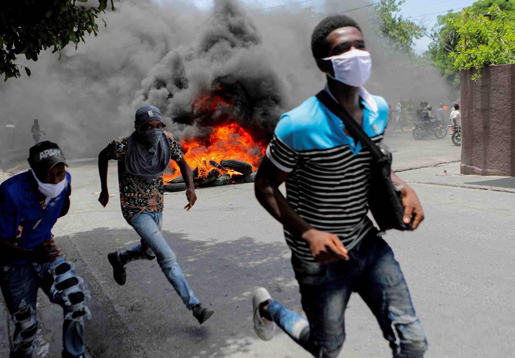 Des personnes manifestent pour mettre fin a la violence des gangs, a port-au-prince