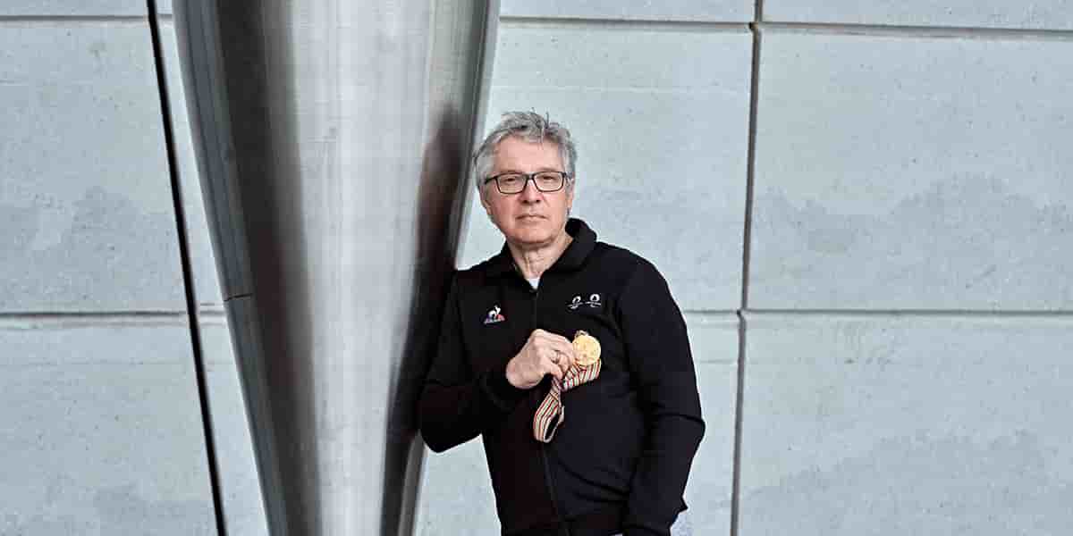 Thierry Rey avec sa médaille, à Paris en avril