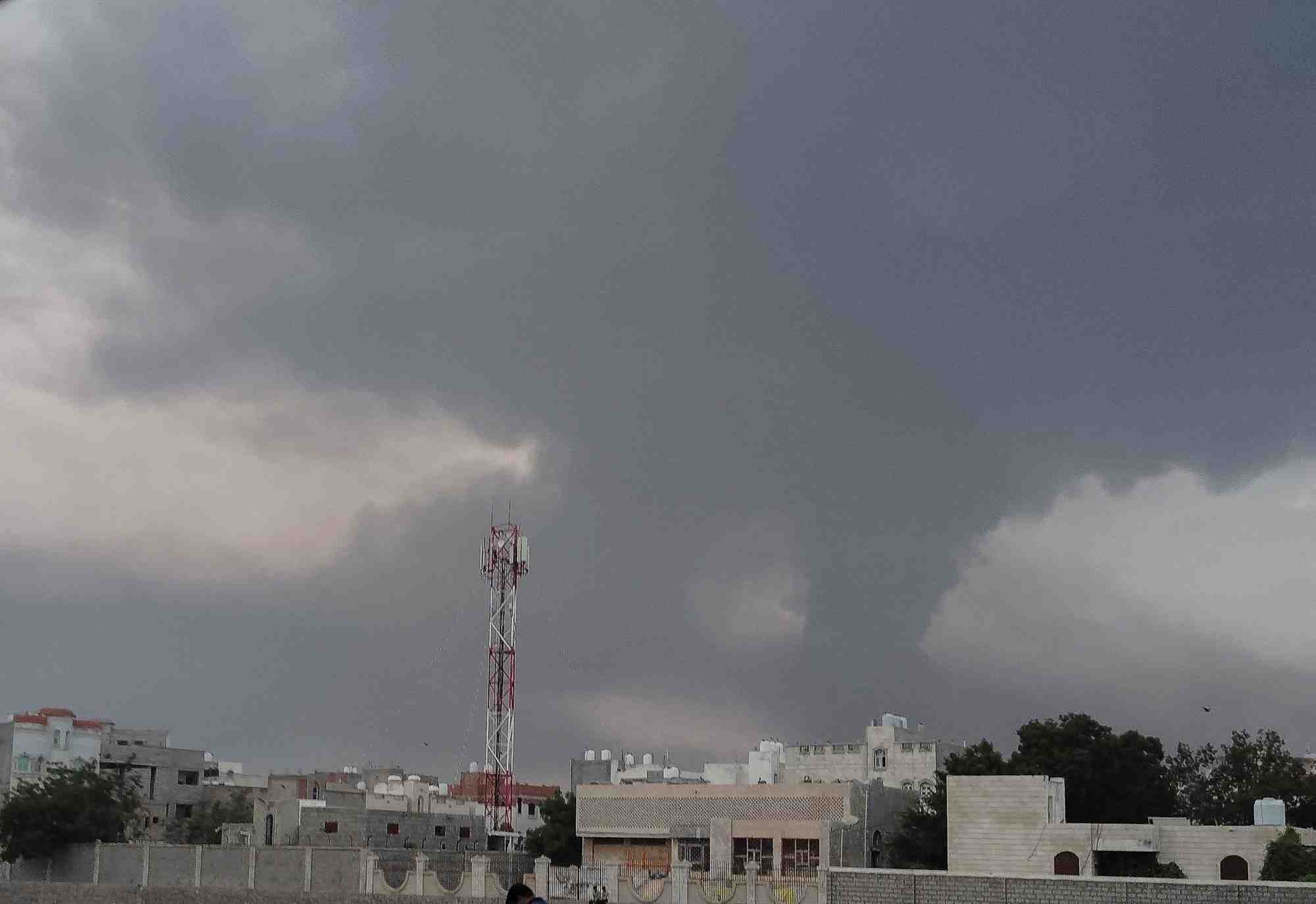De la fumee s'eleve du site des frappes aeriennes israeliennes dans la ville portuaire de hodeidah