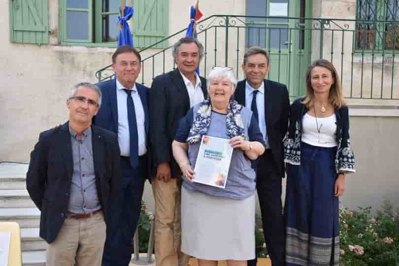 De gauche à droite : Dominique Dhumeaux, vice-président (SE) de l'AMRF, Patrick Joly, président (PS) de l'ANNR, Pierre Jarlier, président délégué (UDI) de l'APVF, Jacqueline Gourault, ministre de la Cohésion des territoires et des Relations avec les collectivités territoriales, Daniel Labaronne, député (LREM) de l'Indre-et-Loire, et Cécile Gallien, vice-présidente (LREM) de l'AMF.