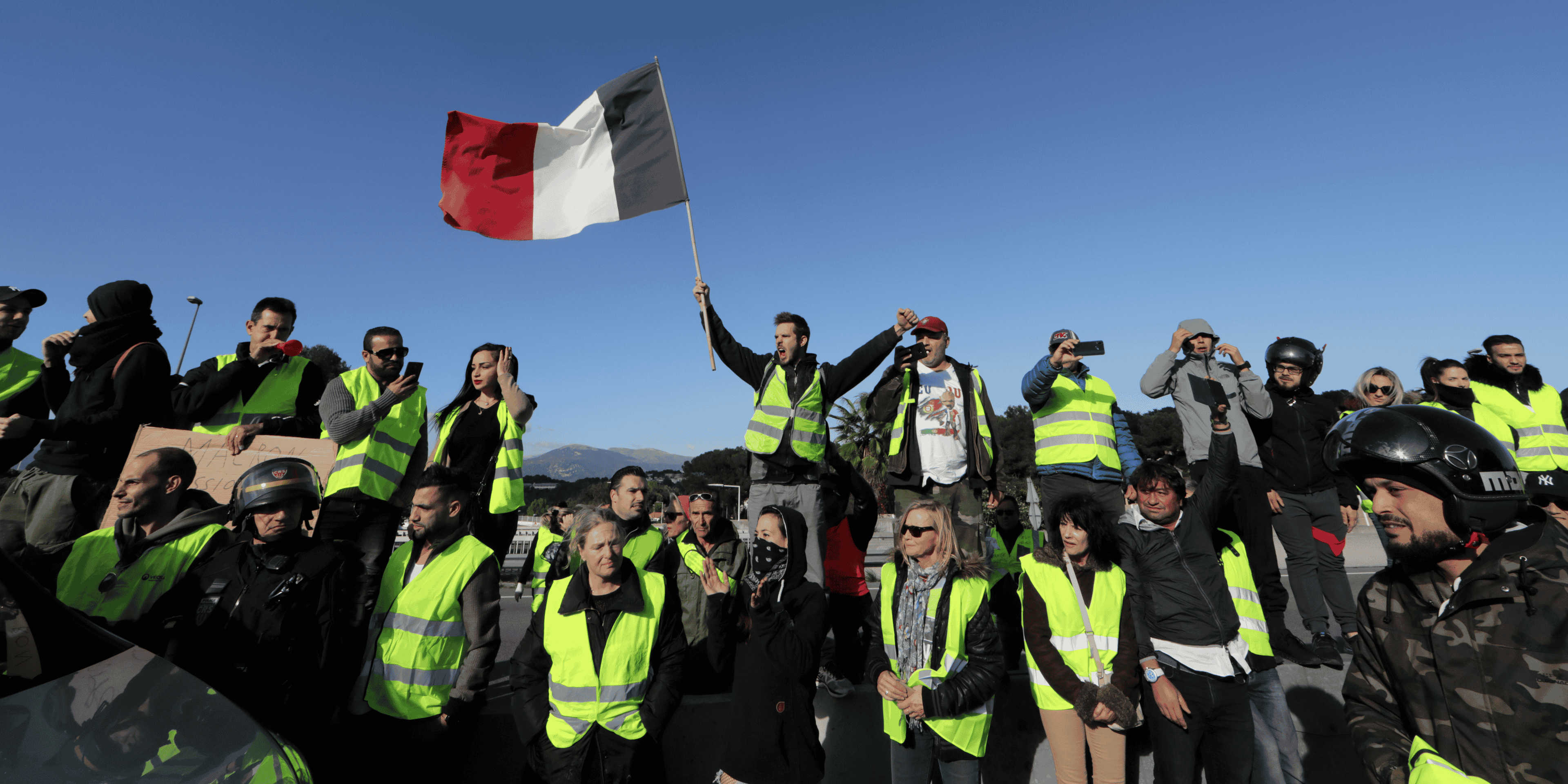 Gilets jaunes: un an apres, les braises couvent encore