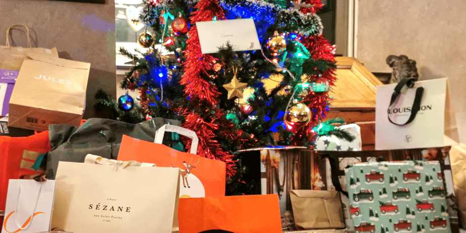 A défaut d'acheter le cadeau tant désiré, pourquoi ne pas glisser un chèque ou quelques espèces dans une enveloppe au pied du sapin ou sous l'assiette du destinataire ? Sur le papier, oui.