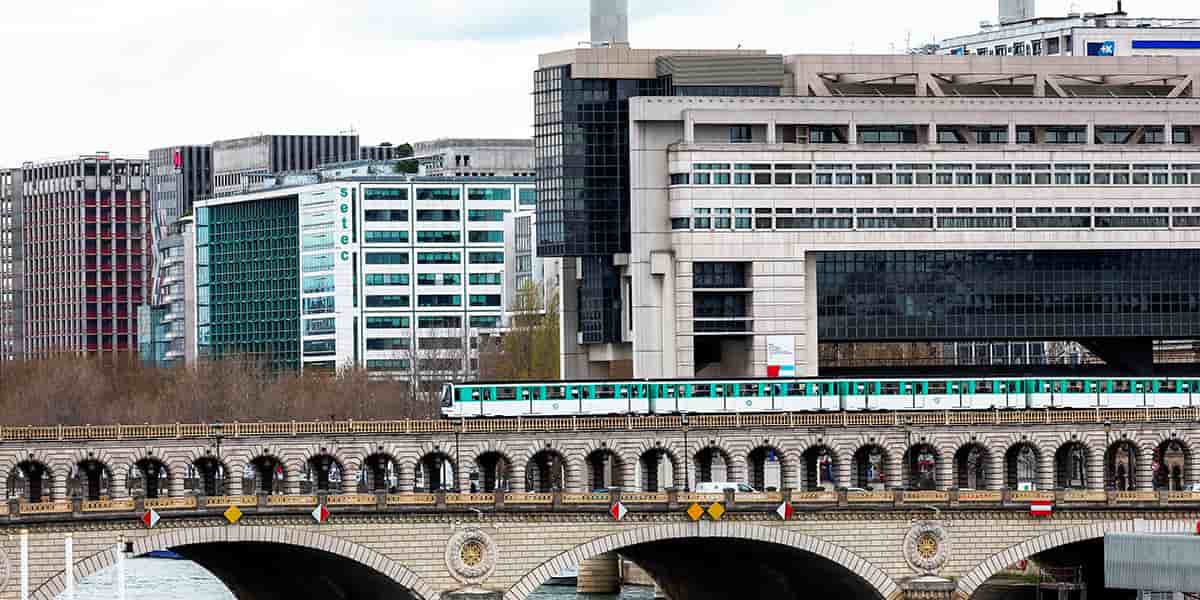 Une vue du ministère de l'Économie et des Finances de Bercy alors qu'un métro exploité par le réseau de transport parisien RATP passe sur le pont de Bercy à Paris, France, le 29 mars 2024.