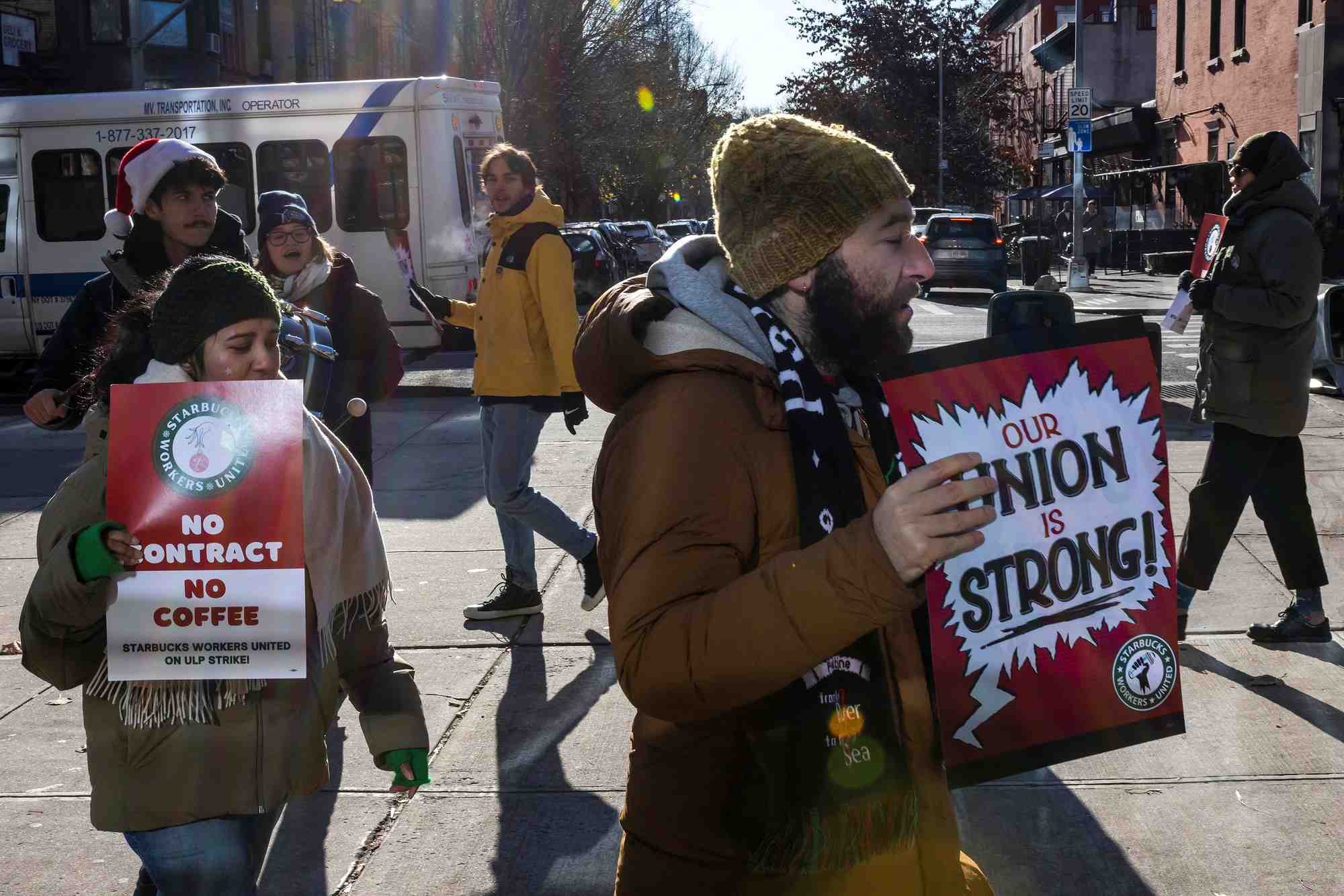 Des travailleurs manifestent devant un Starbucks dans le quartier de Brooklyn à New York