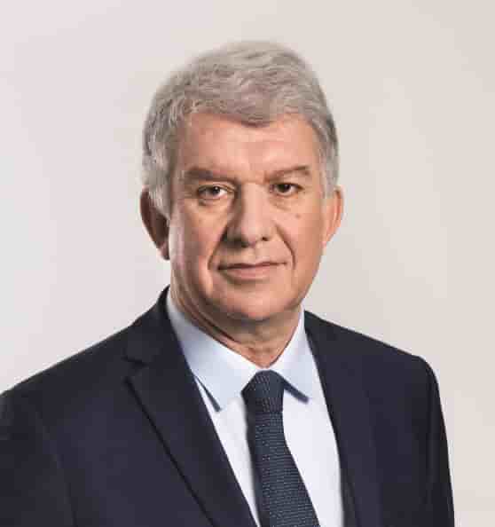 Artisan de la création d'Amundi, premier gestionnaire d'actifs en Europe, Yves Perrier est un membre actif de la Place de Paris, auteur de nombreux rapports.