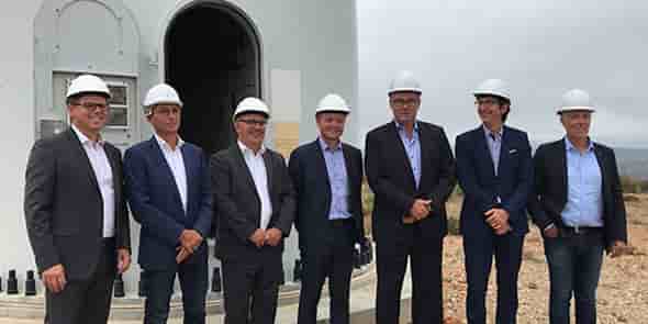 La signature du contrat entre Maïsadour, Agregio et EDF Renouvelables a eu lieu en présence de Philippe Carré (directeur général de Maïsadour), de Sylvain Guédon (directeur général délégué d’Agregio), d’Olivier Roland (directeur d’EDF Commerce pour la région Sud- Ouest) et de David Augeix (directeur Région Sud d’EDF Renouvelables).