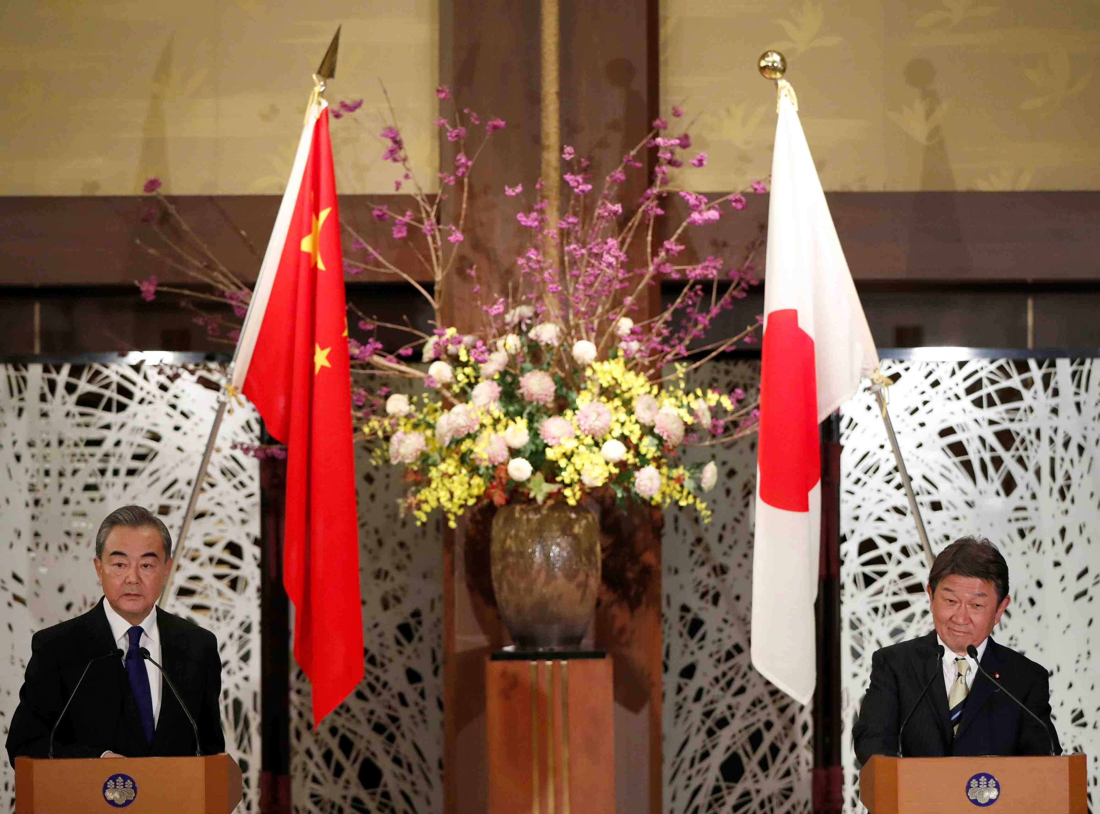 Le chef de la diplomatie chinoise en visite au japon sur fond de tensions