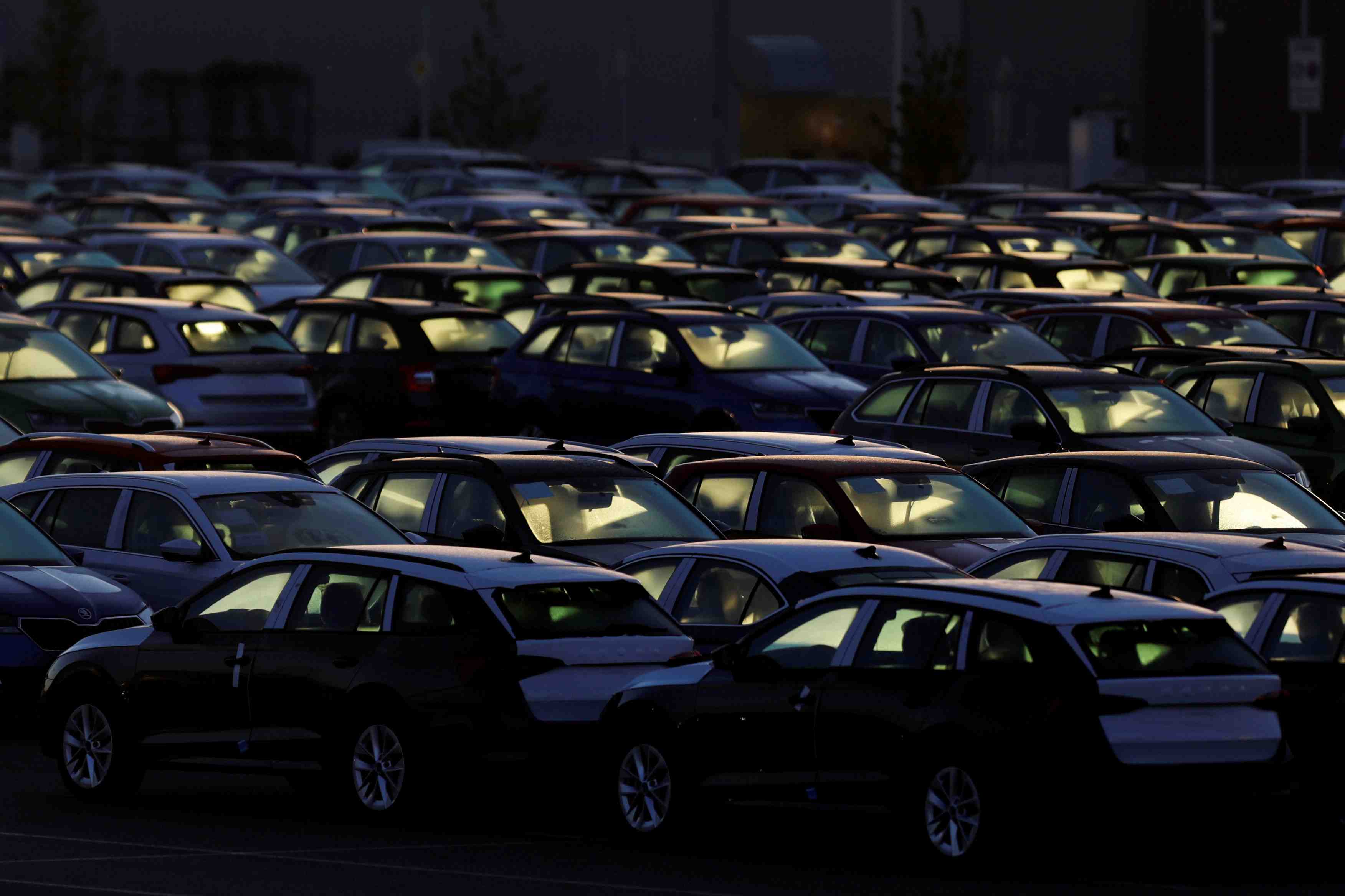 Les ventes de voitures neuves en europe baissent de 20% en fevrier, selon l'acea