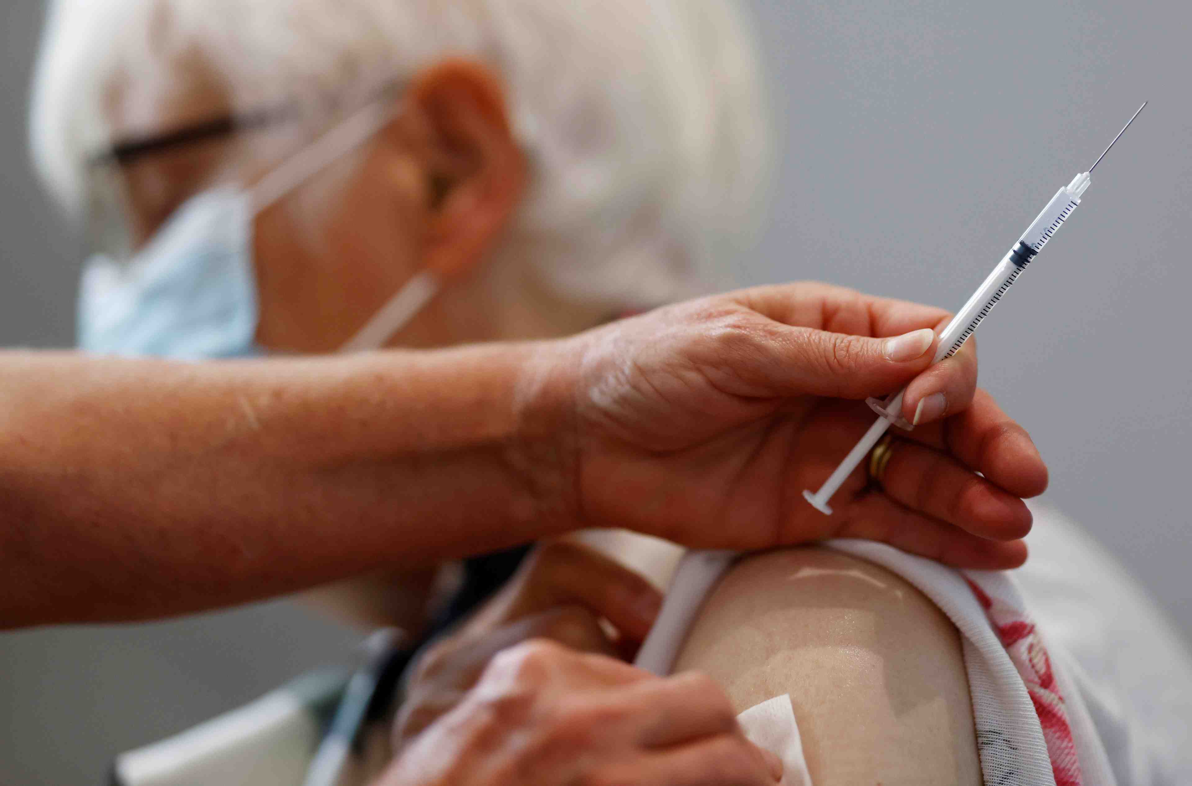 Les plus de 65 ans auront six mois et cinq semaines pour un rappel, dit attal