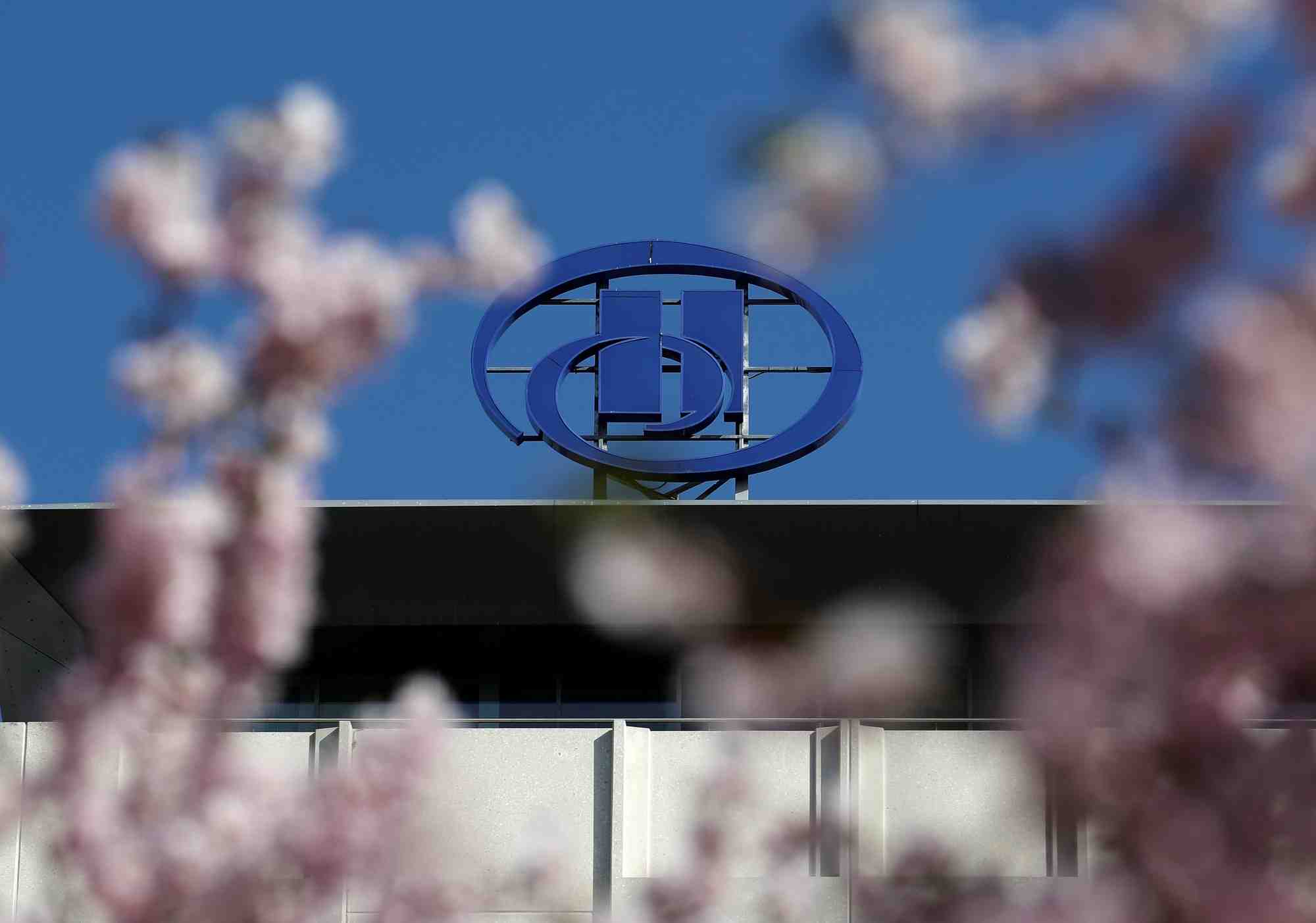 Hilton redistribue plus tot que prevu ses benefices aux actionnaires, apres un bon 1er trimestre