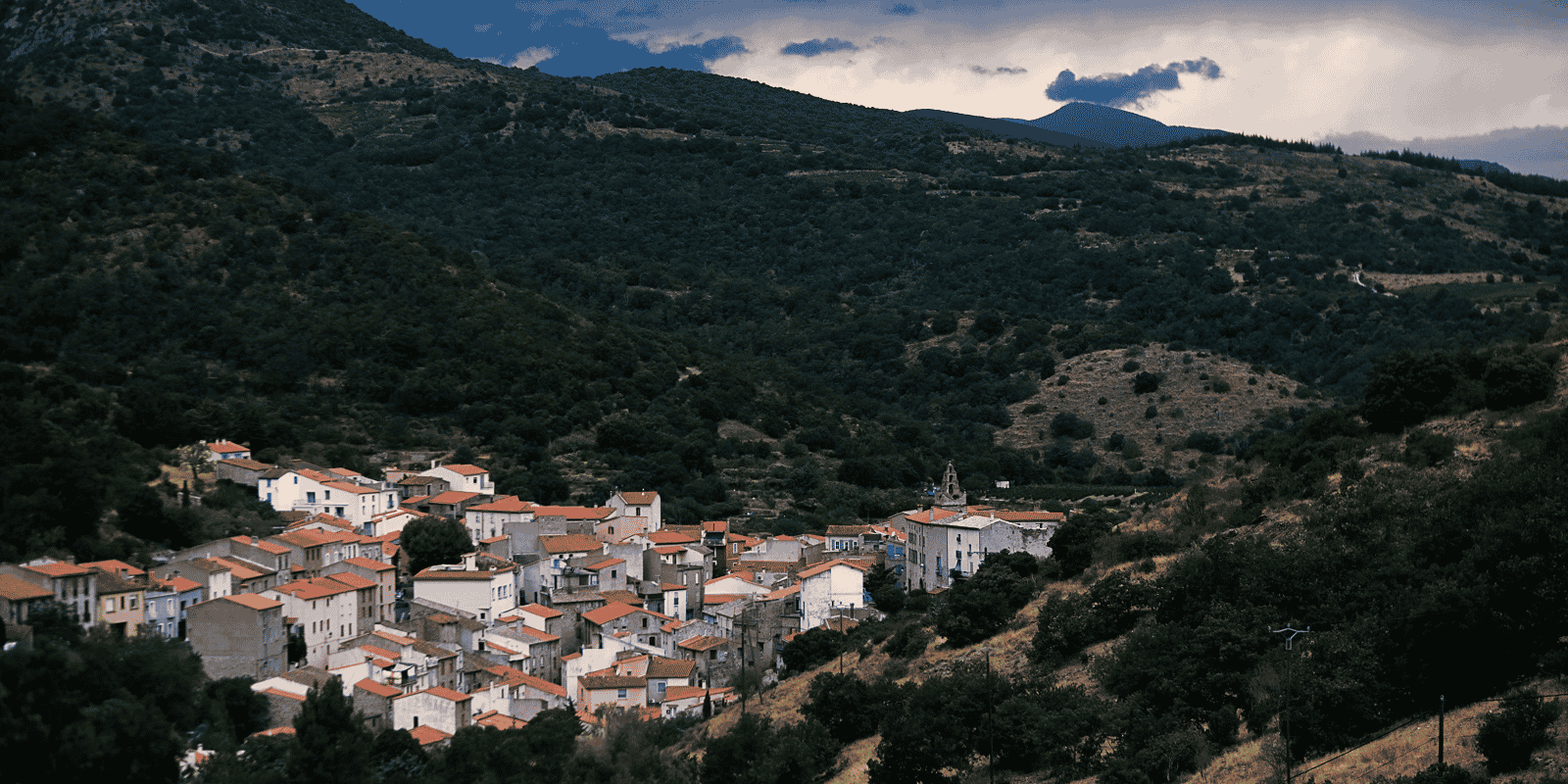 La commune de Caramany, située dans le nord des Pyrénées-Orientales sur le bassin de l'Agly, fait partie de l'aire d'attraction de Perpignan.