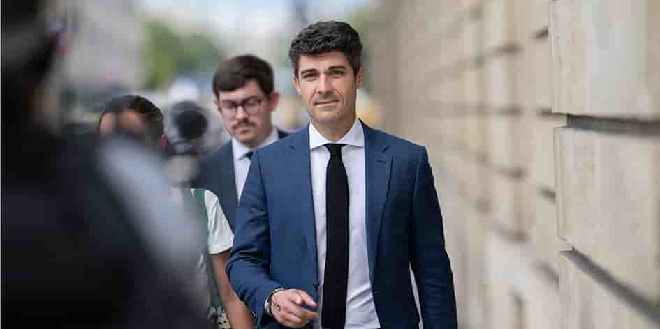 Aurélien Pradié devant l’Assemblée nationale le 9 juillet, quelques jours avant l’ouverture de la nouvelle législature.
