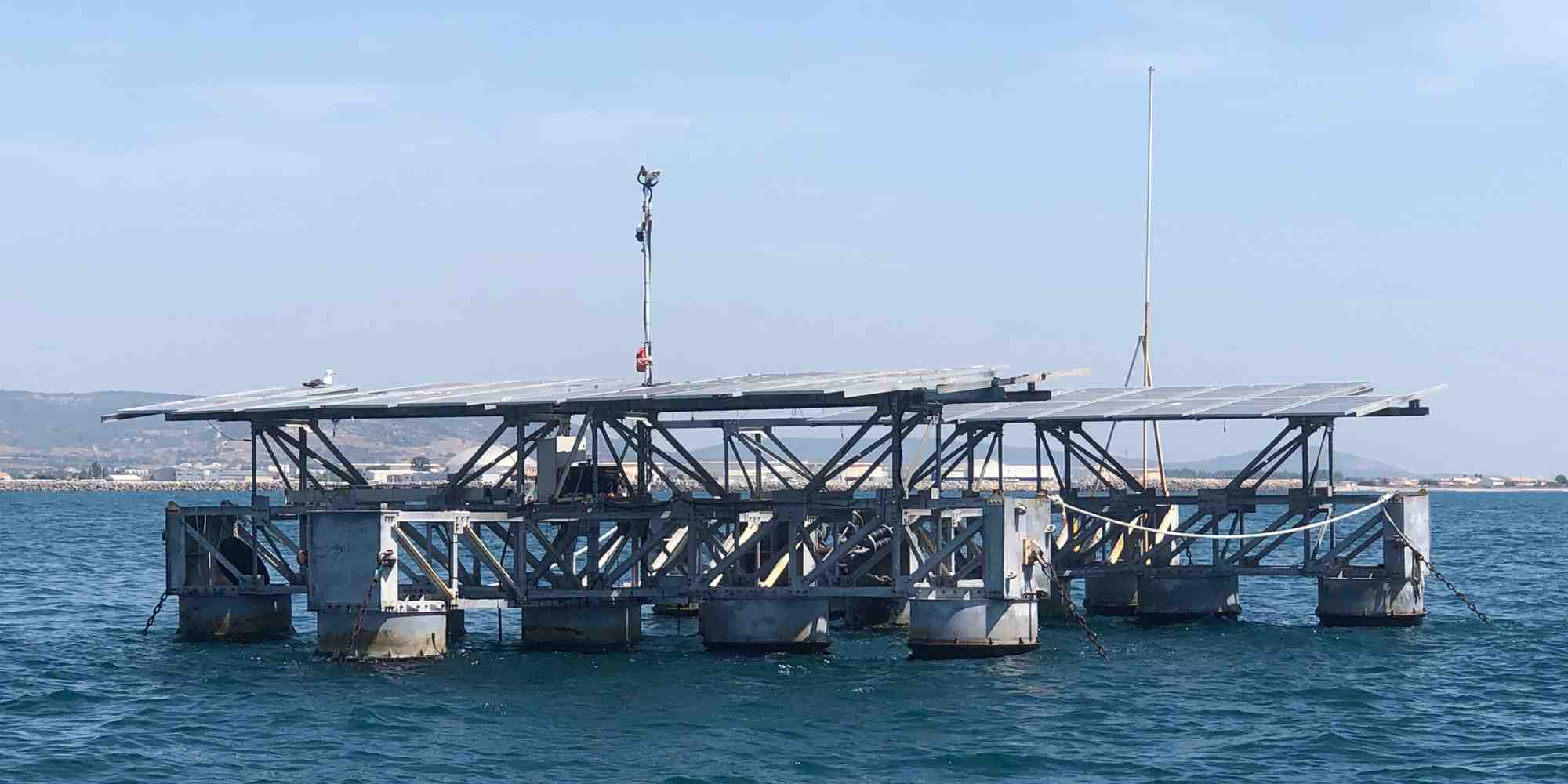 Mis en service en 2023, Sun'Sète, premier démonstrateur de parc solaire offshore en Méditerranée déployé à 1,5 kilomètre au large de Sète, aura essuyé une dizaine d'épisodes météorologiques extrêmes.
