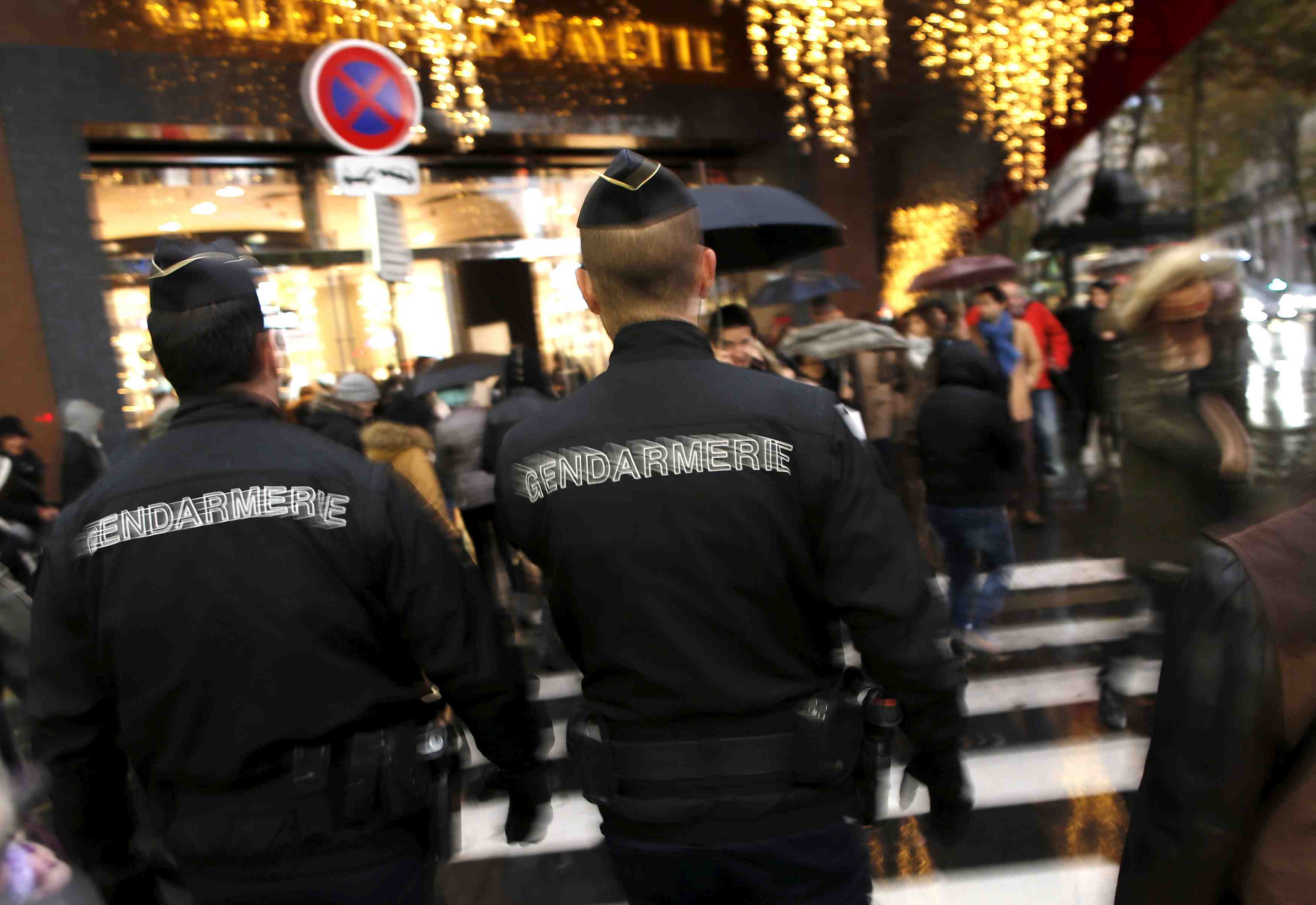 Les gendarmes autorises a porter leur arme en dehors de leurs heures de service