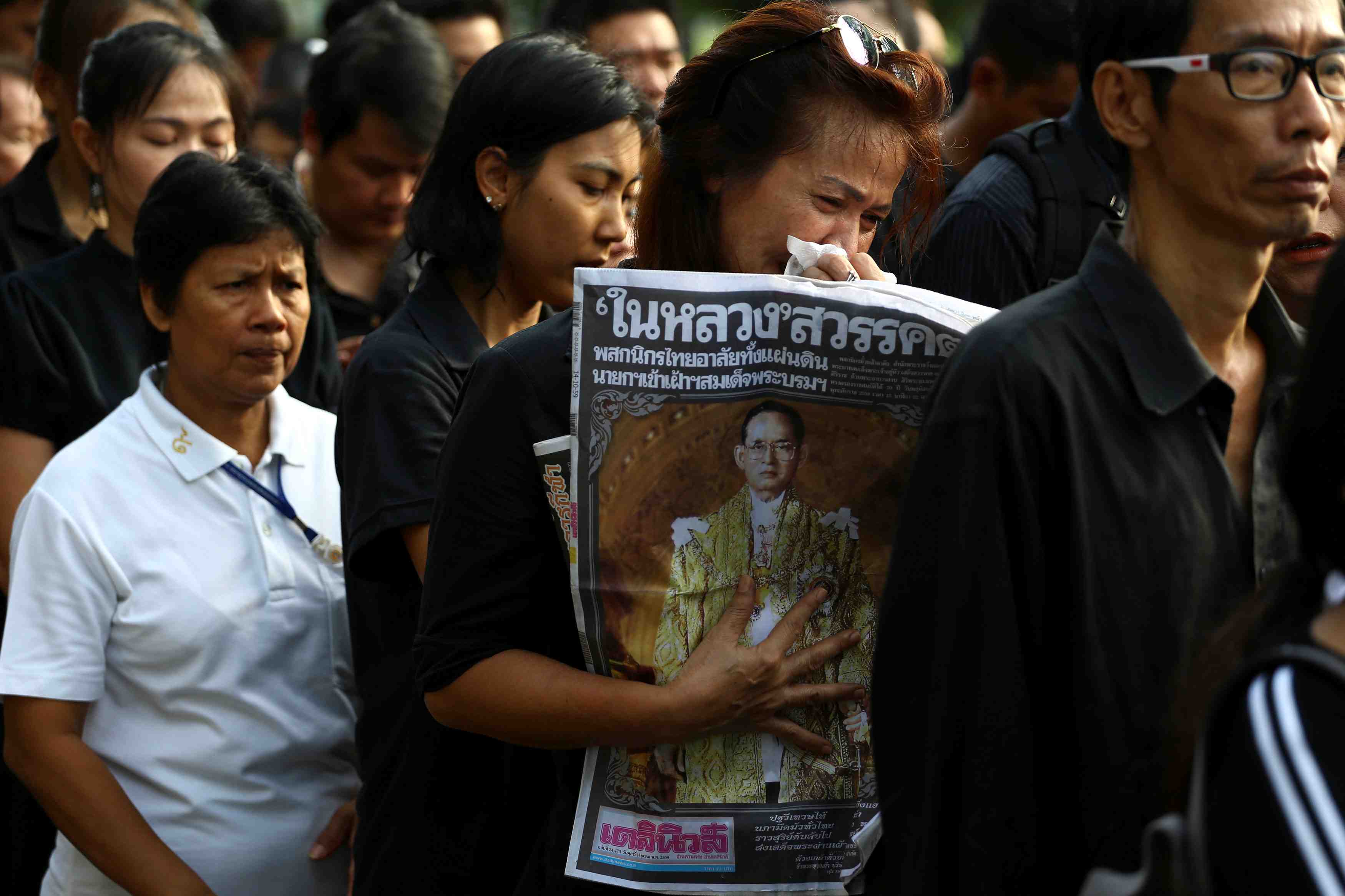 Les touristes appeles a respecter le deuil des thailandais