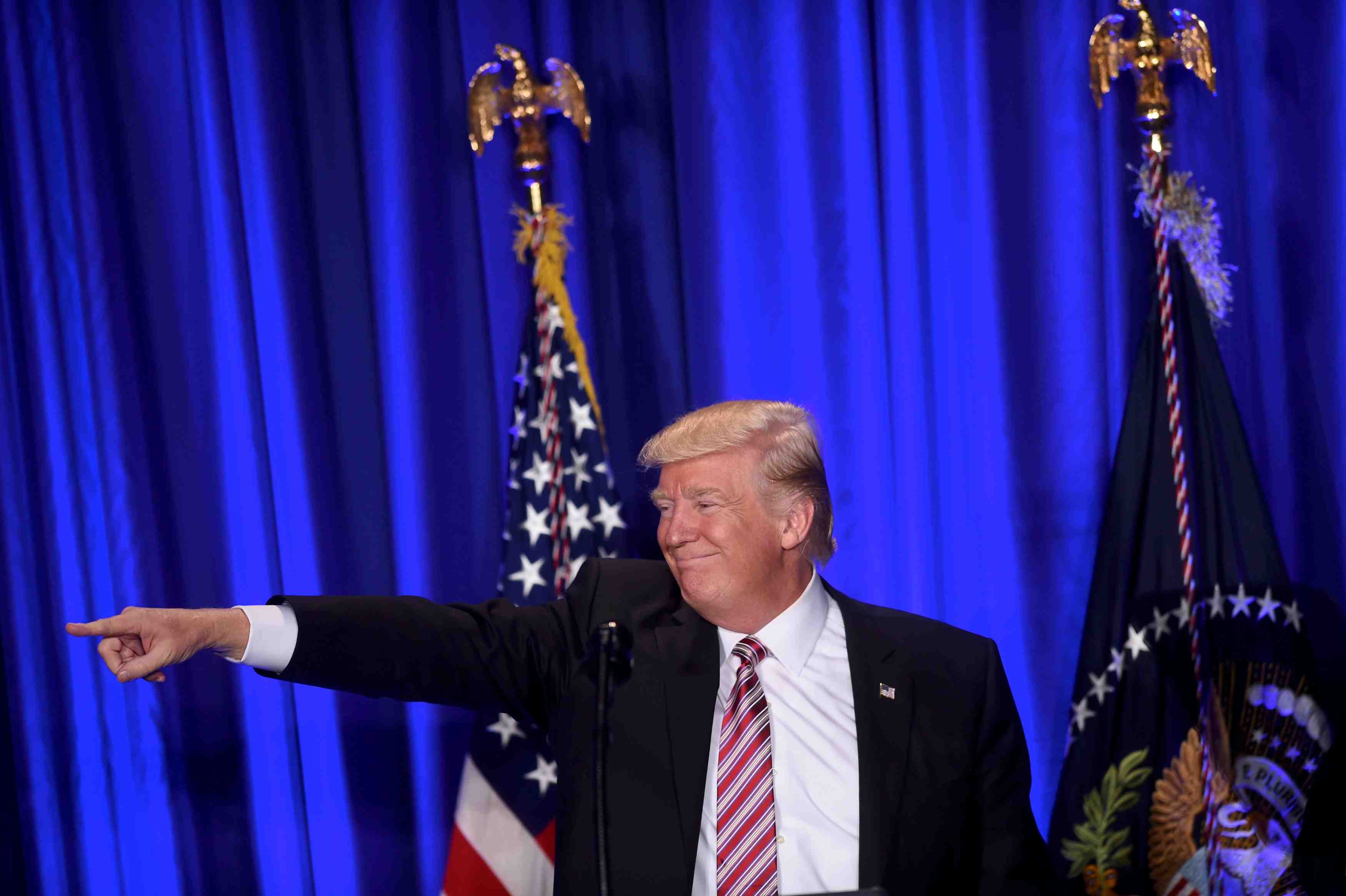 Trump appelle les elus republicains a retrousser les manches