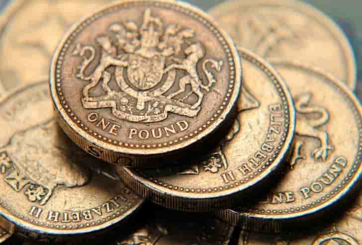 Le sterling decroche, les tories perdraient des sieges