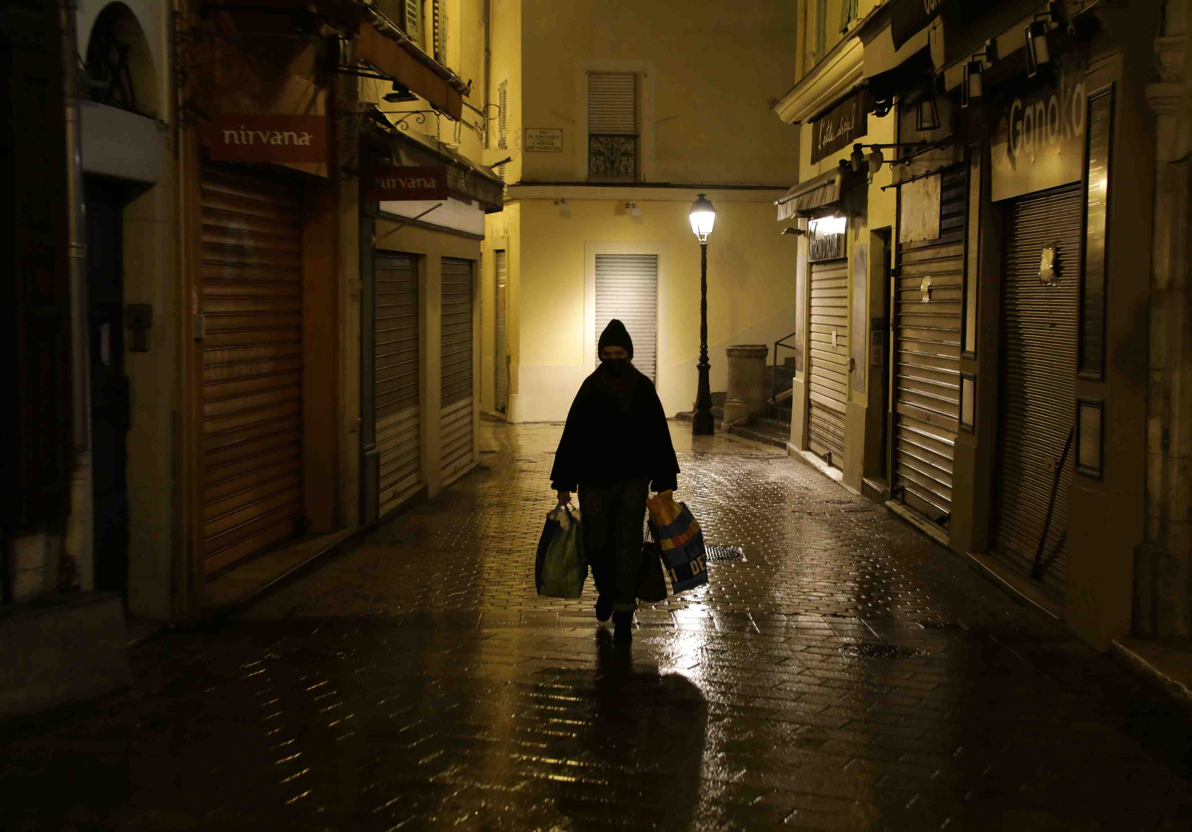 Coronavirus: la france sous couvre-feu passe le cap des 70.000 morts