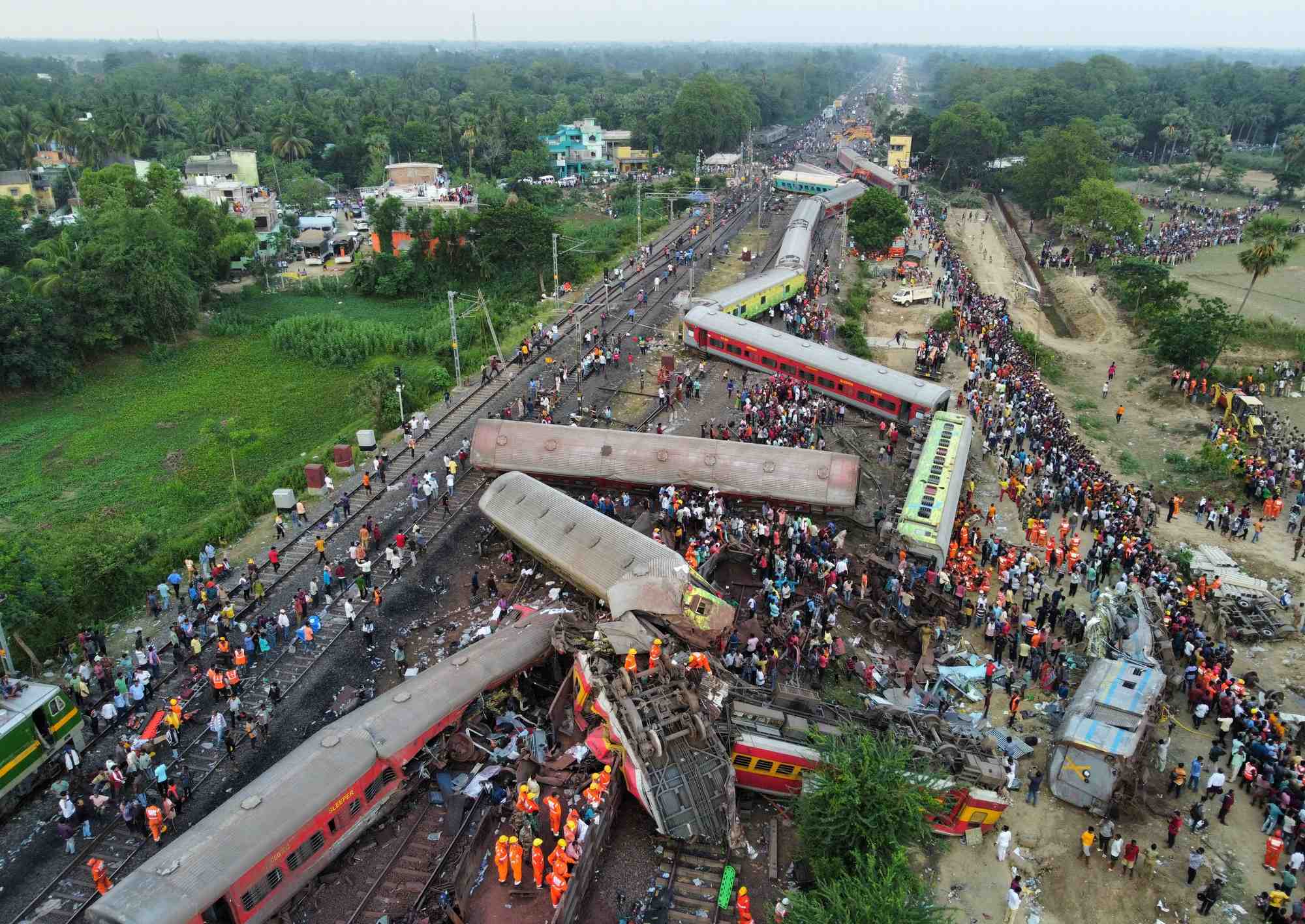 Photo d'une collision avec un autre train de passagers a proximite du district de balasore, inde