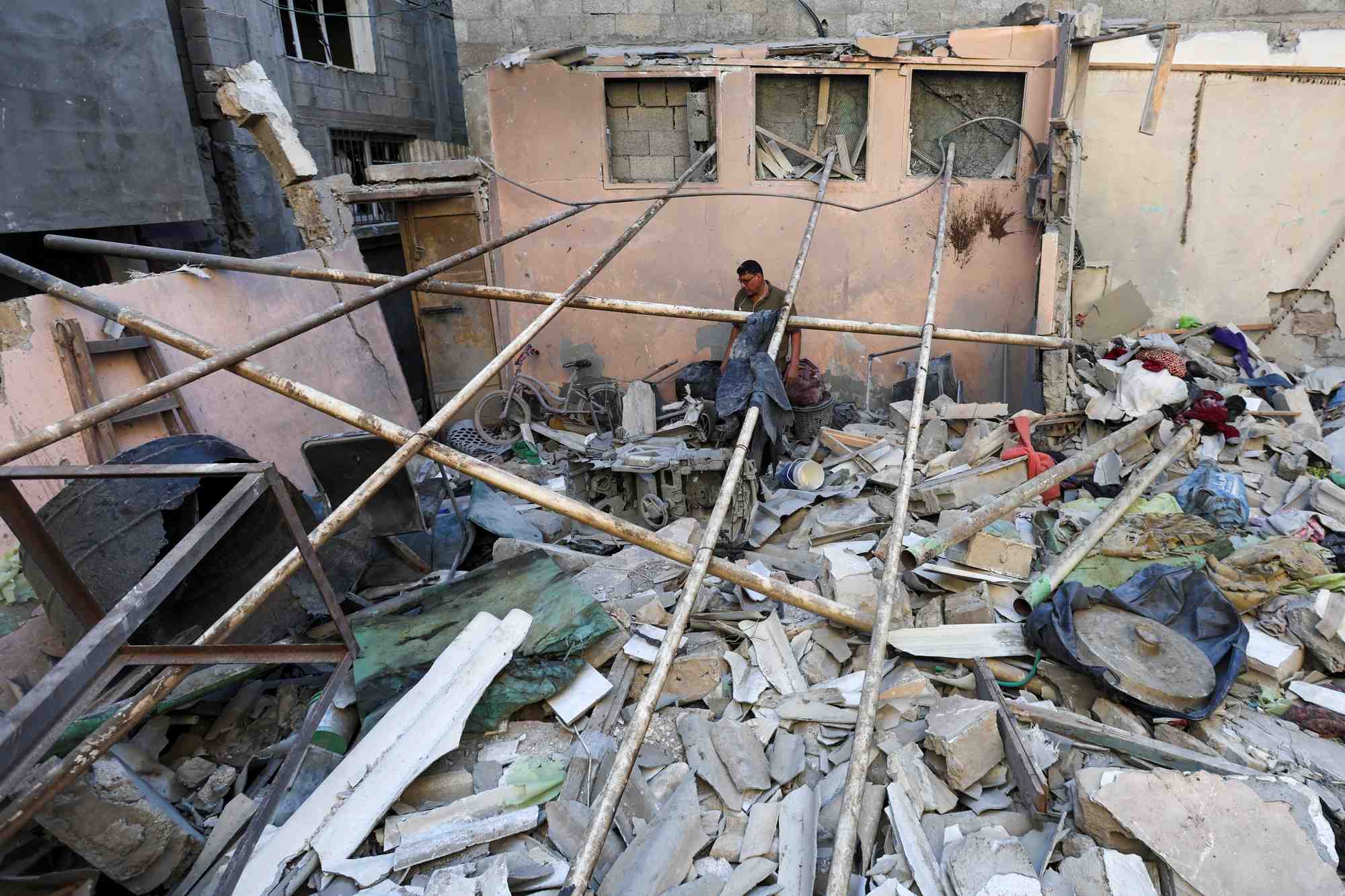 Consequences d'une frappe israelienne sur une maison a nuseirat dans le centre de la bande de gaza