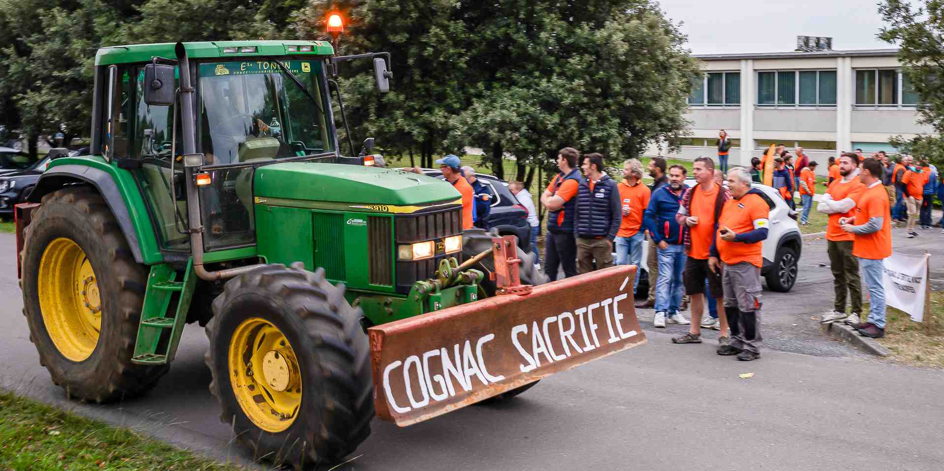 Le 17 septembre, la filière cognac manifestait contre les taxes européennes sur les véhicules électriques chinois.