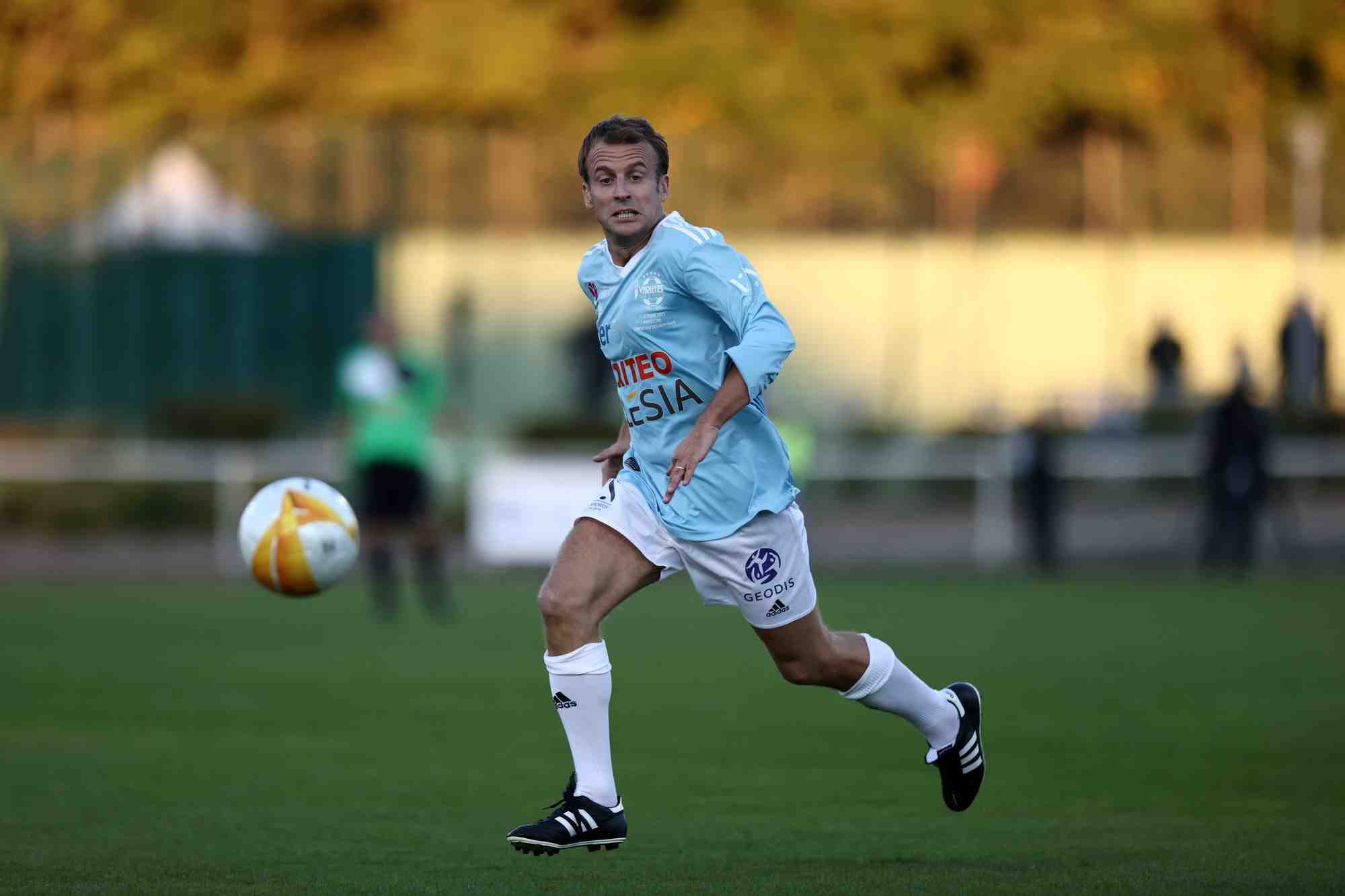 France: macron buteur sur penalty lors d'un match de football de charite