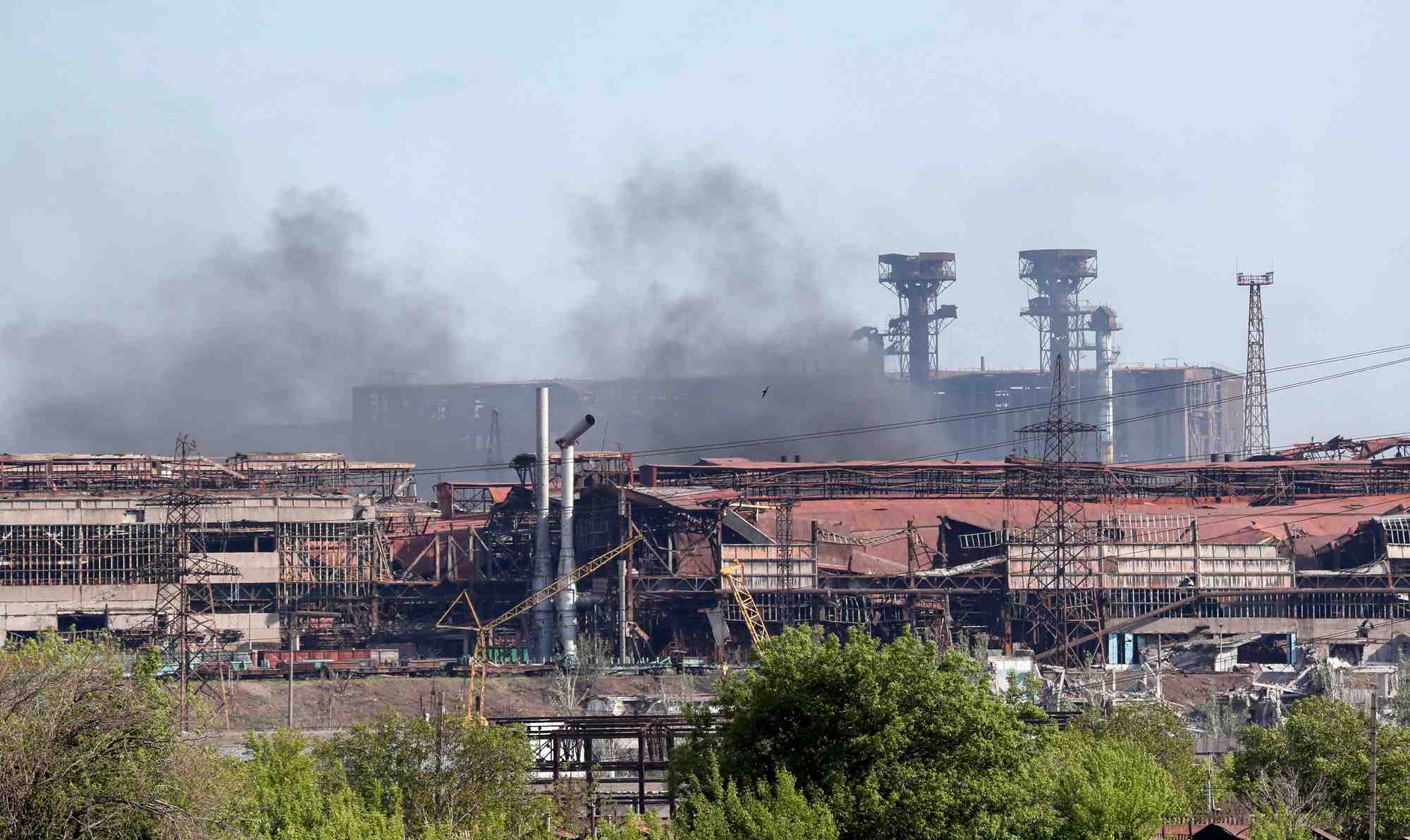 La russie dit controler azovstal et intensifie ses attaques dans le donbass