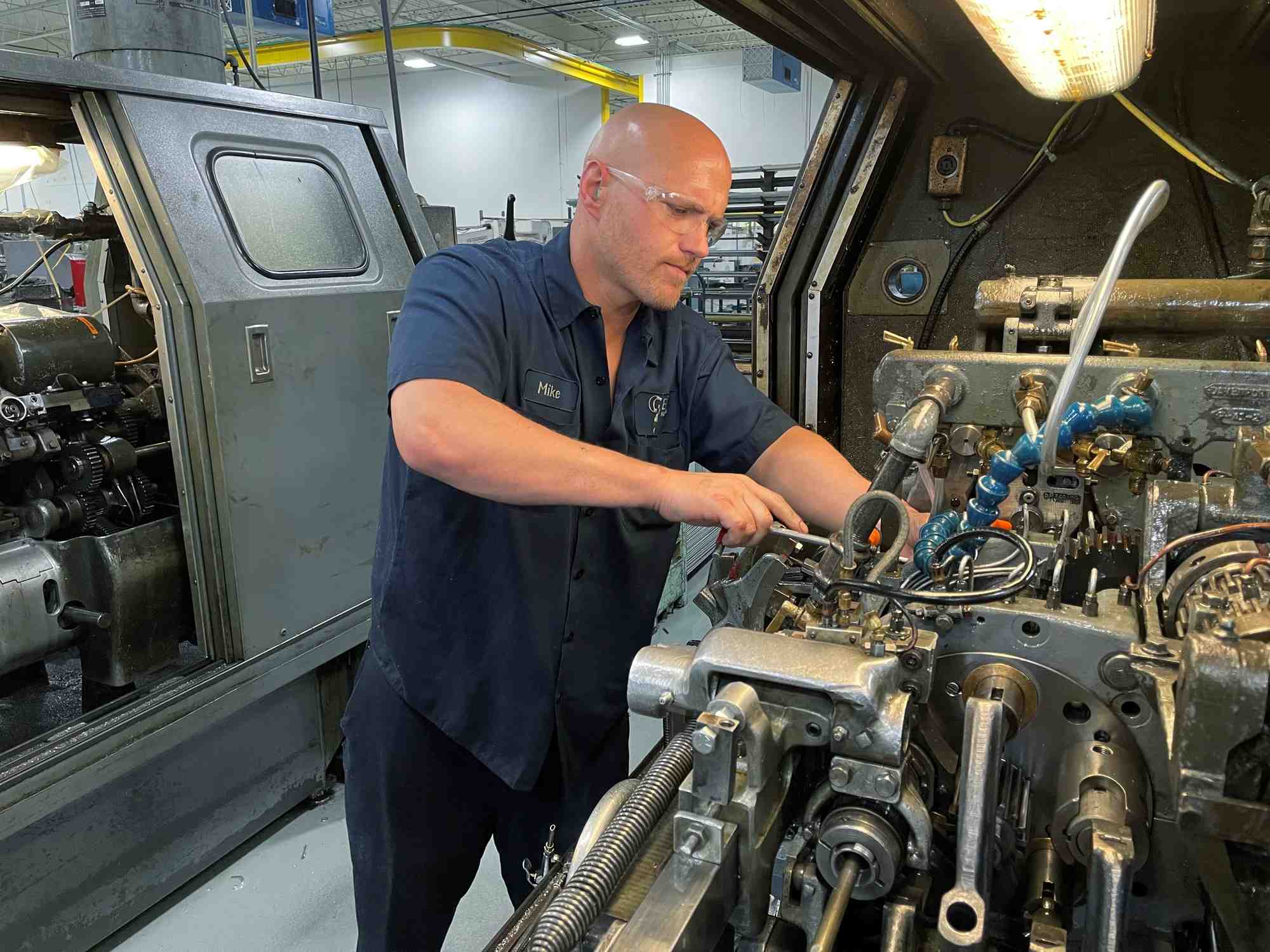 Un employe manipule l'une des machines de decoupe de metaux dans l'usine de gent machine co. a cleveland