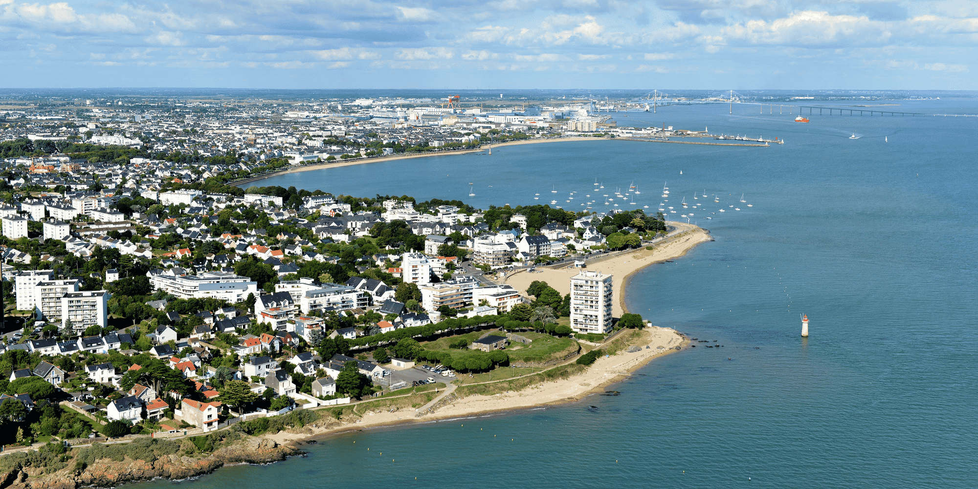 Cette installation de Lhyfe sur le site industriel de Nantes-Saint-Nazaire doit participer à la décarbonation des activités de cette zone, qui représente à elle seule 8% des émissions industrielles françaises.
