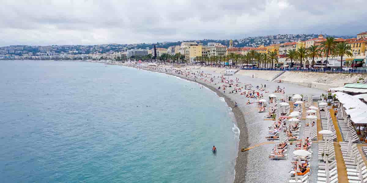Vue depuis le Castel Beach le long de la Promenade des Anglais à Nice, le 5 juin 2024