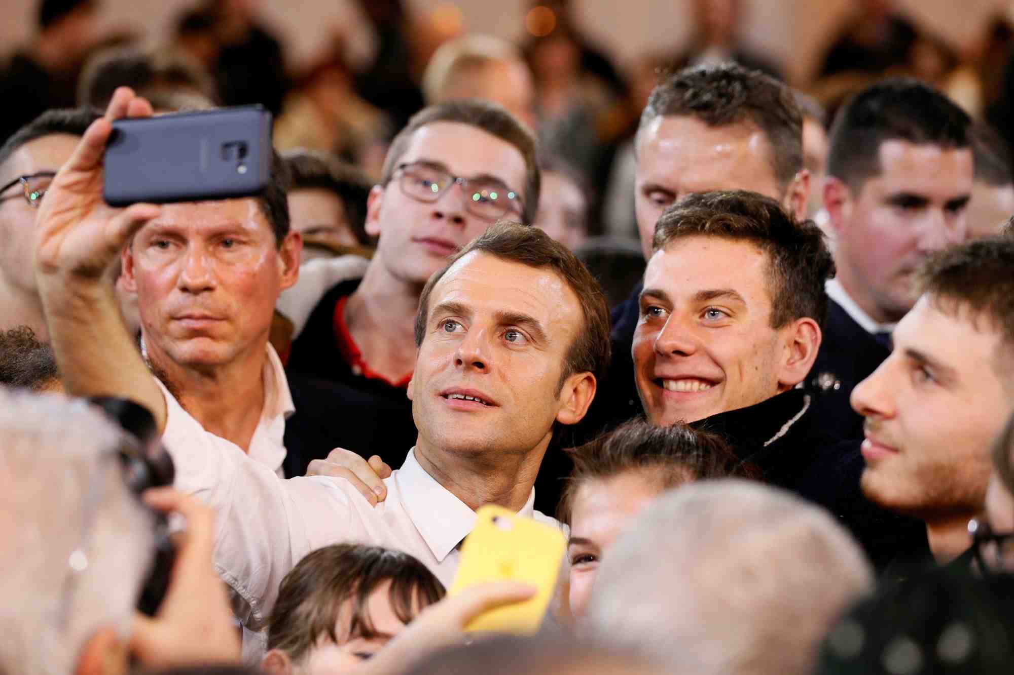 Macron tente d'interesser les jeunes a la politique