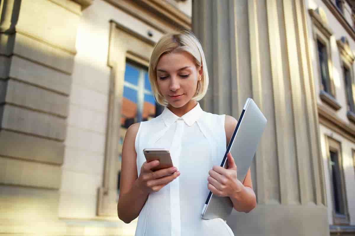 Femme téléphone