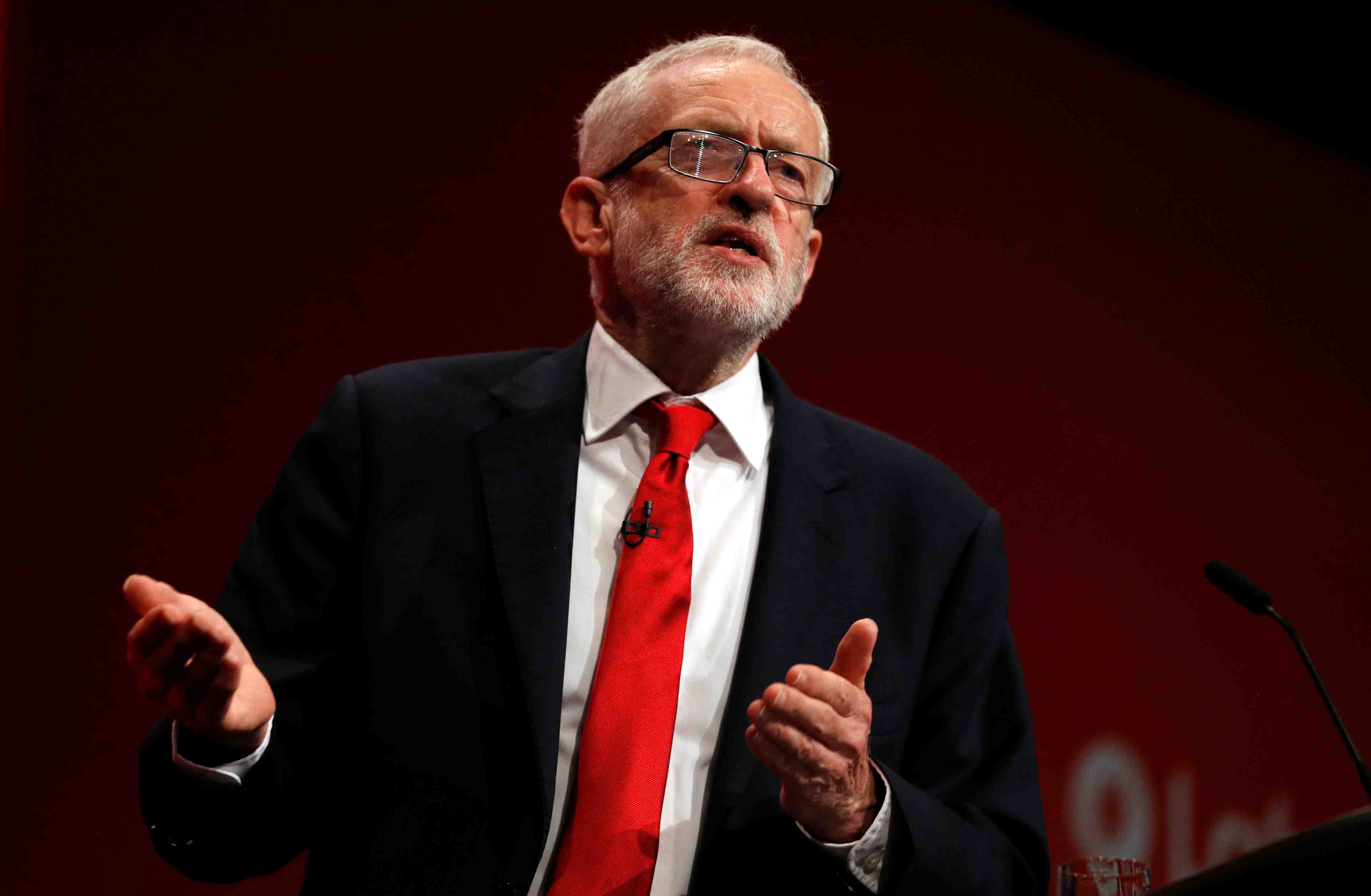 Corbyn demande des excuses de johnson a la reine et au peuple