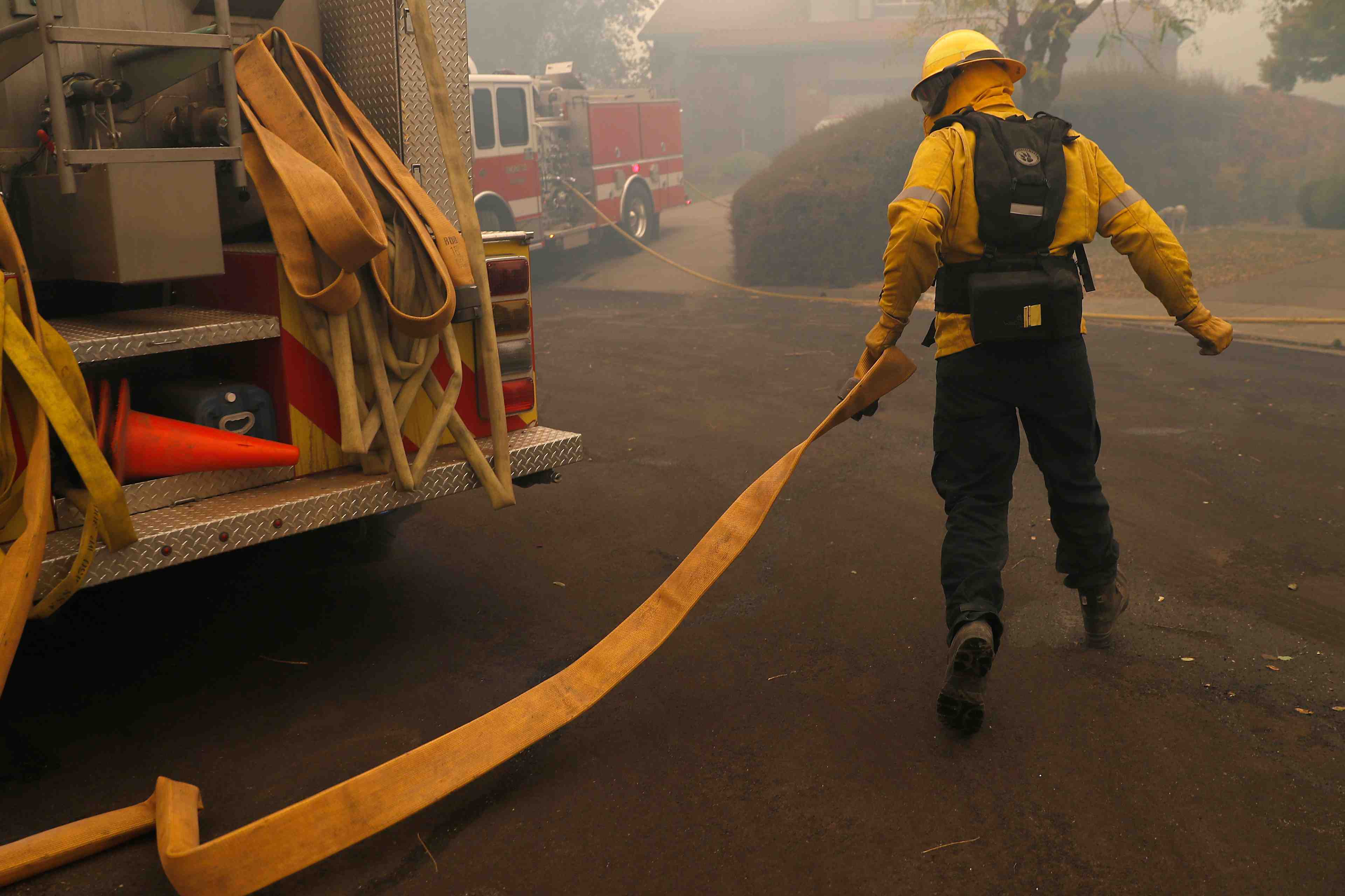 Incendies en californie: les pompiers perdent du terrain, 180.000 personnes evacuees