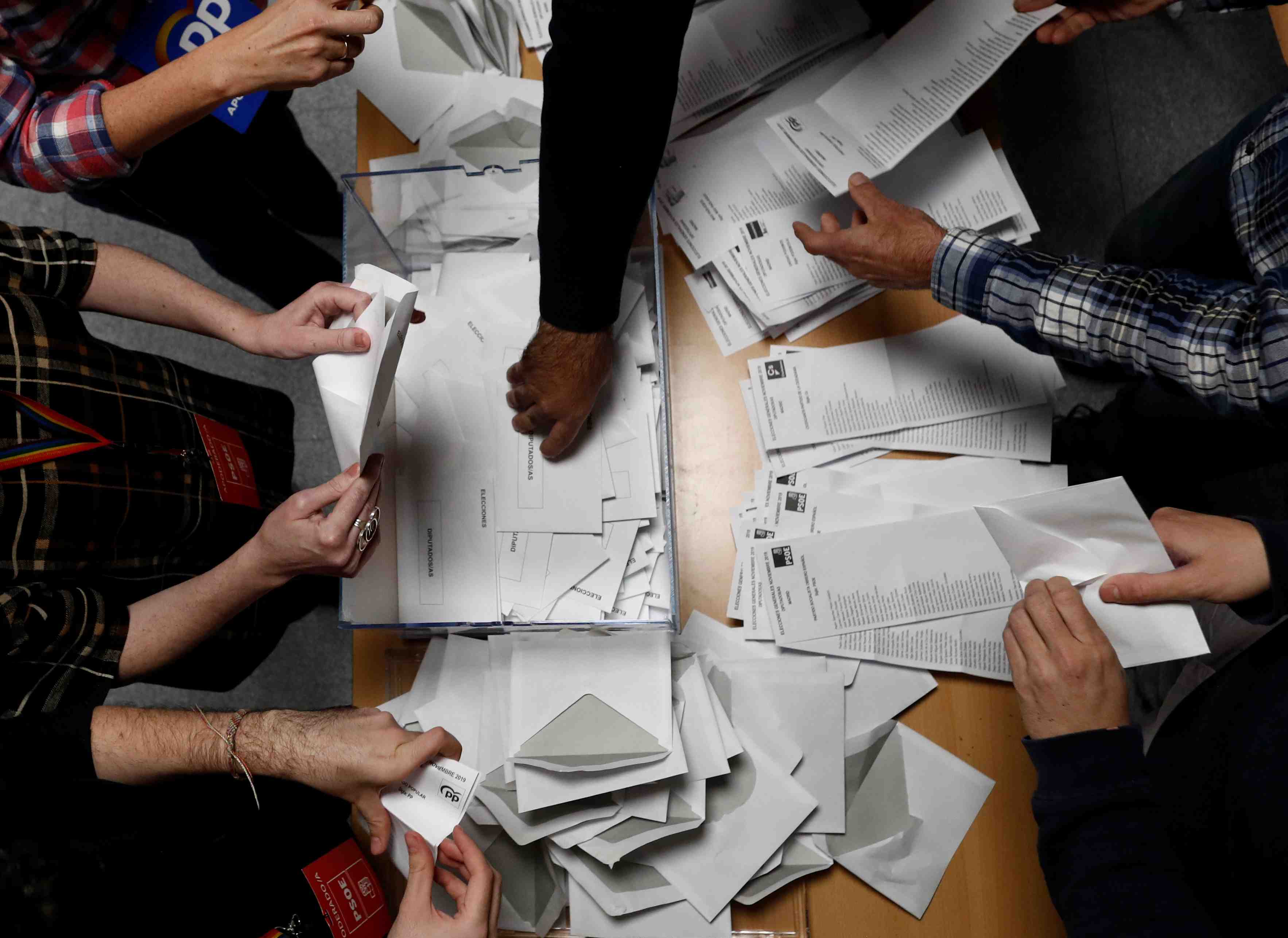 Espagne: les socialistes virent en tete, poussee de l'extreme droite