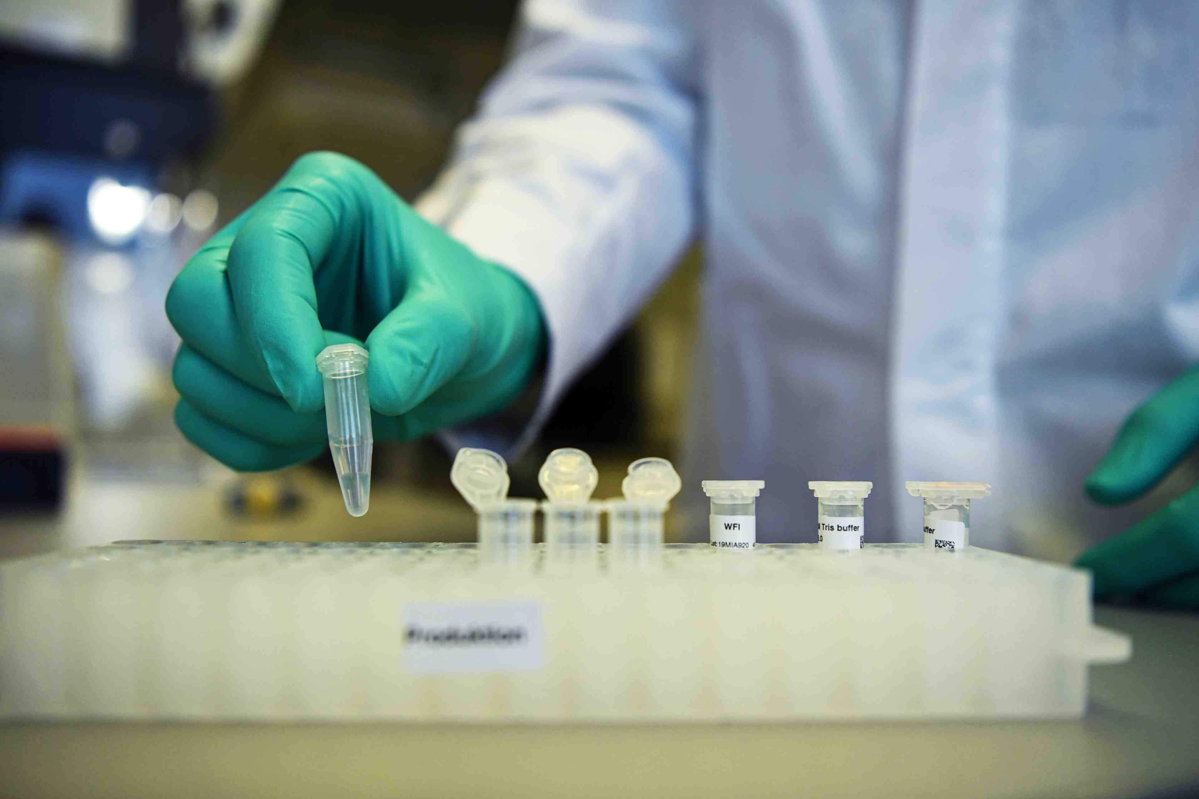 Coronavirus: berlin entre au capital de curevac, lance dans la course au vaccin